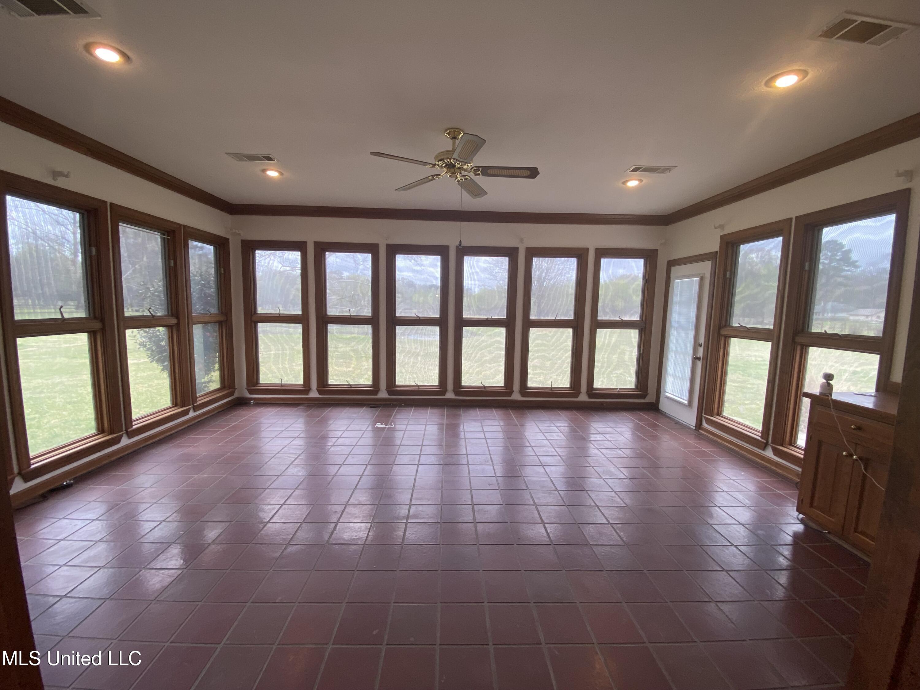543 N Springlake Circle, Terry, Mississippi image 8