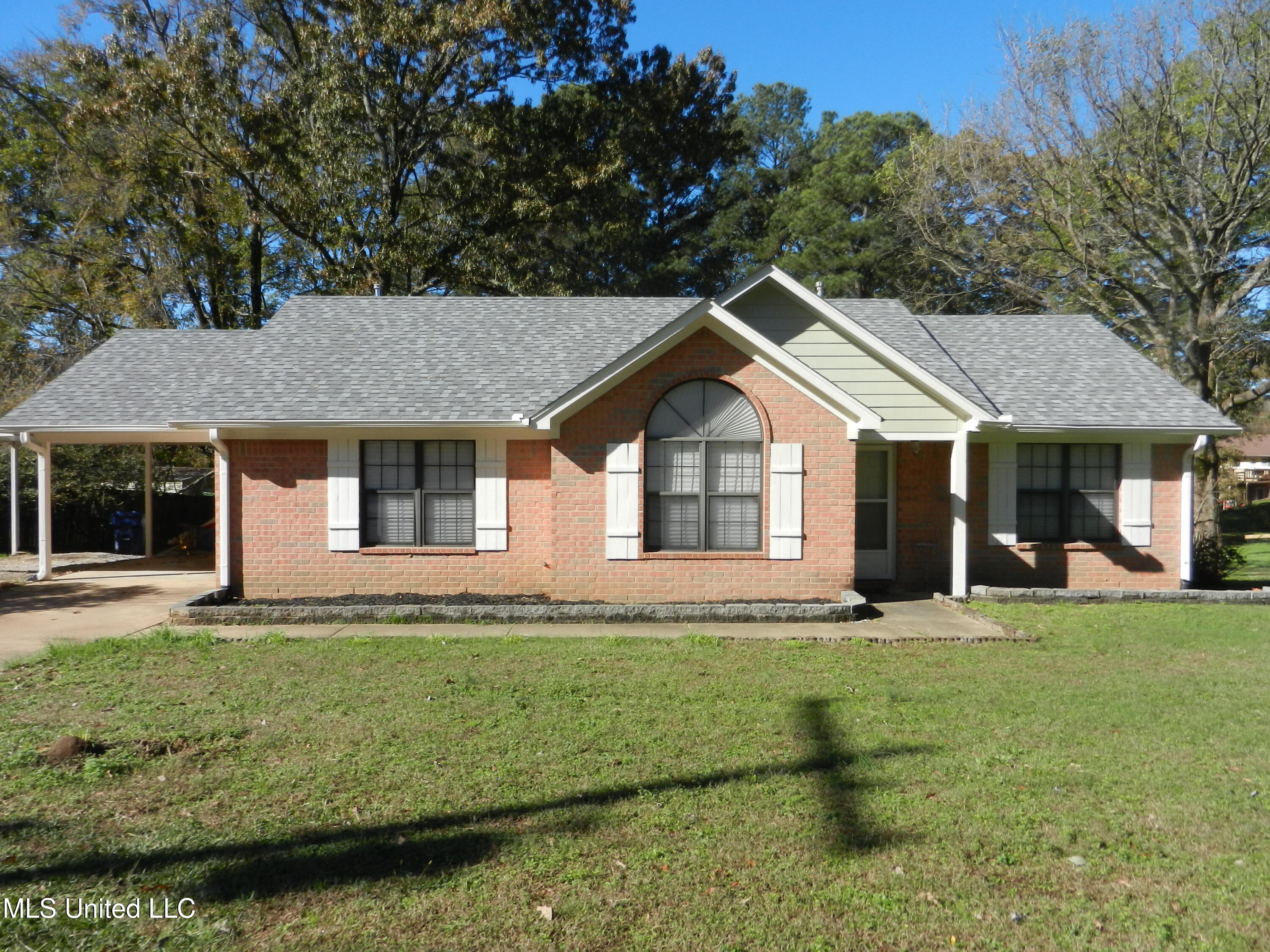 8647 E Thunderbird Drive, Hernando, Mississippi image 1