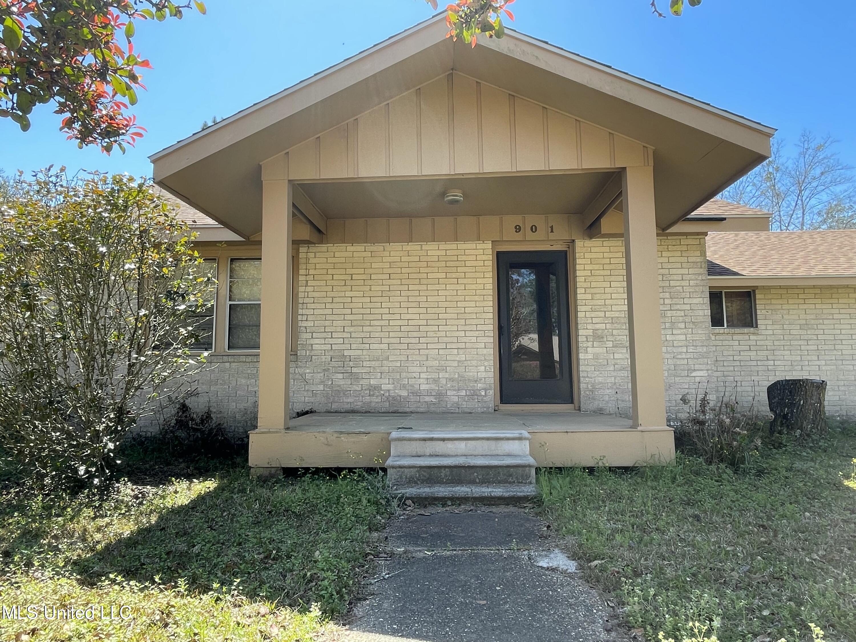 901 De La Pointe Drive, Gautier, Mississippi image 3