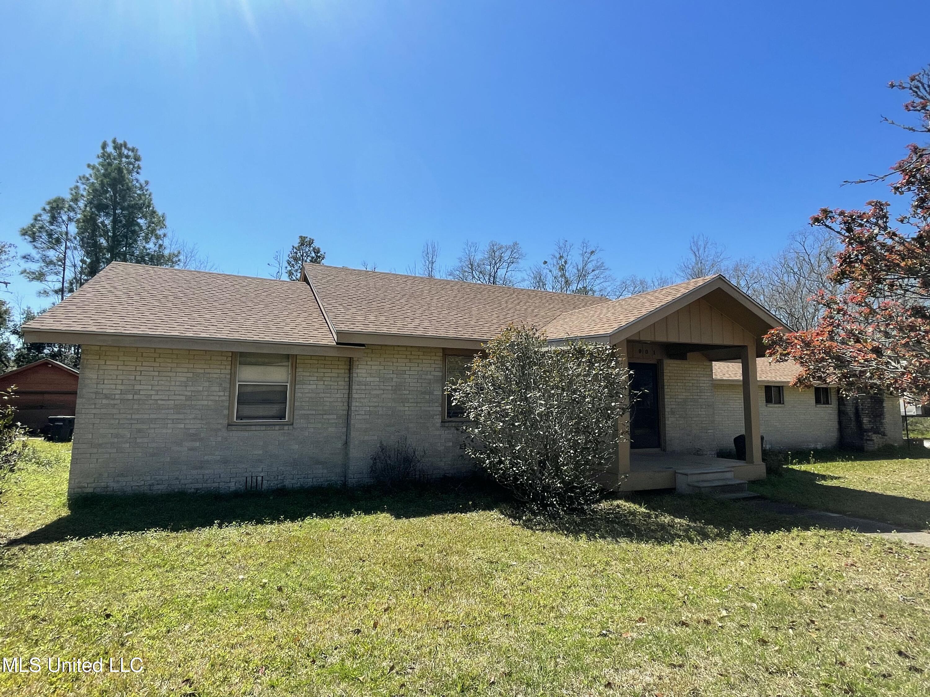 901 De La Pointe Drive, Gautier, Mississippi image 1