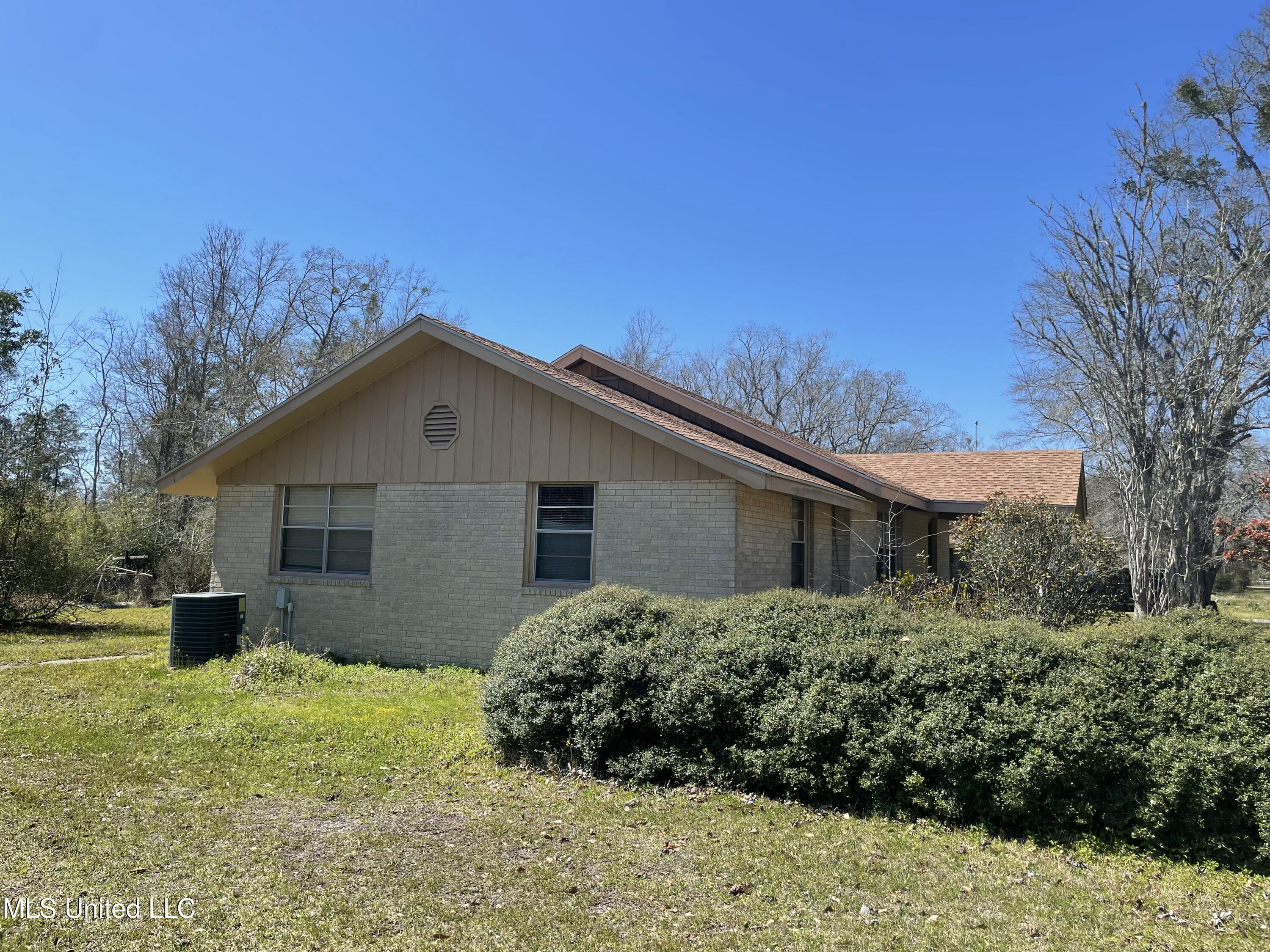 901 De La Pointe Drive, Gautier, Mississippi image 4