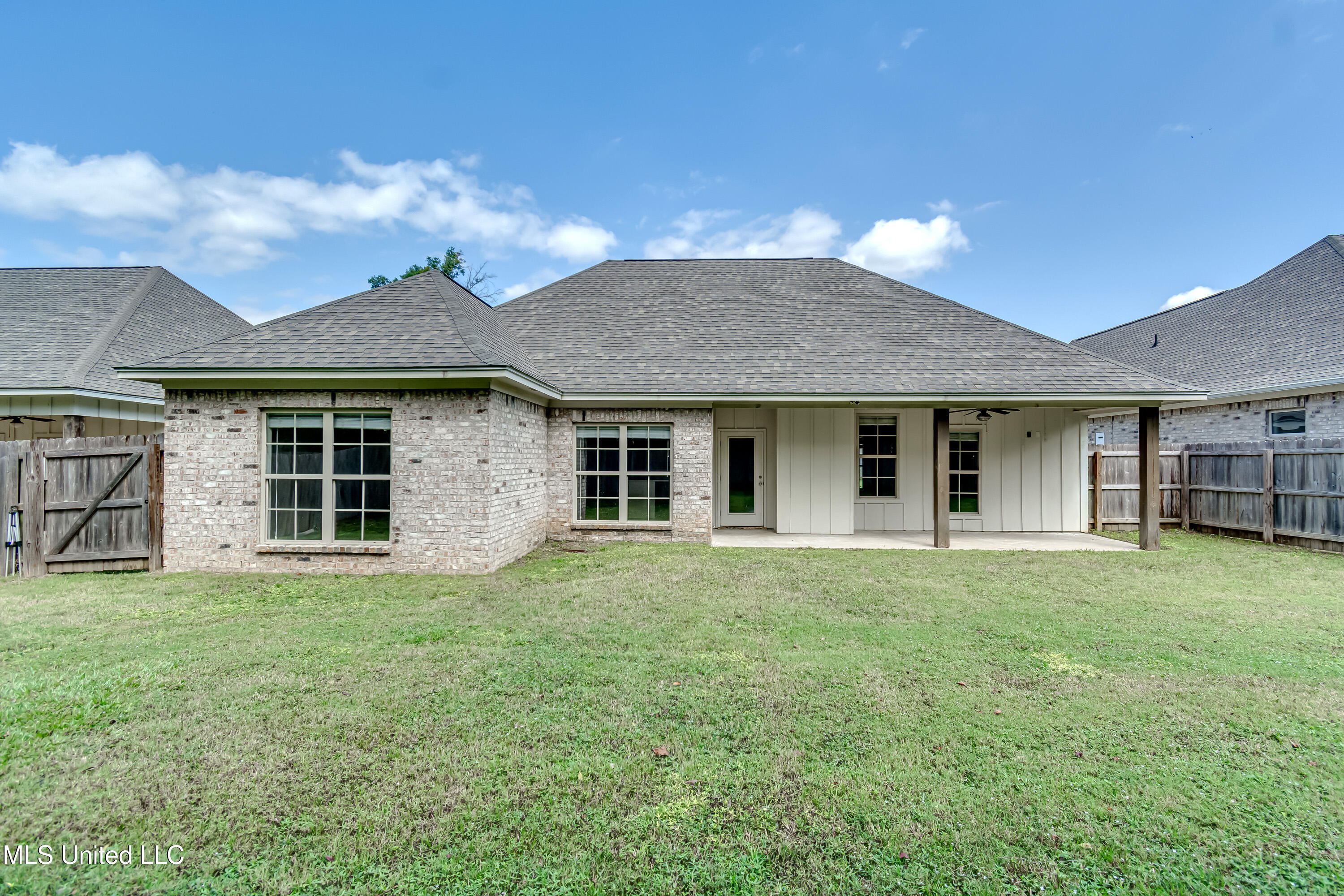 Canton, Mississippi 39046, United States, 3 Bedrooms Bedrooms, ,2 BathroomsBathrooms,Residential,Pending,217666