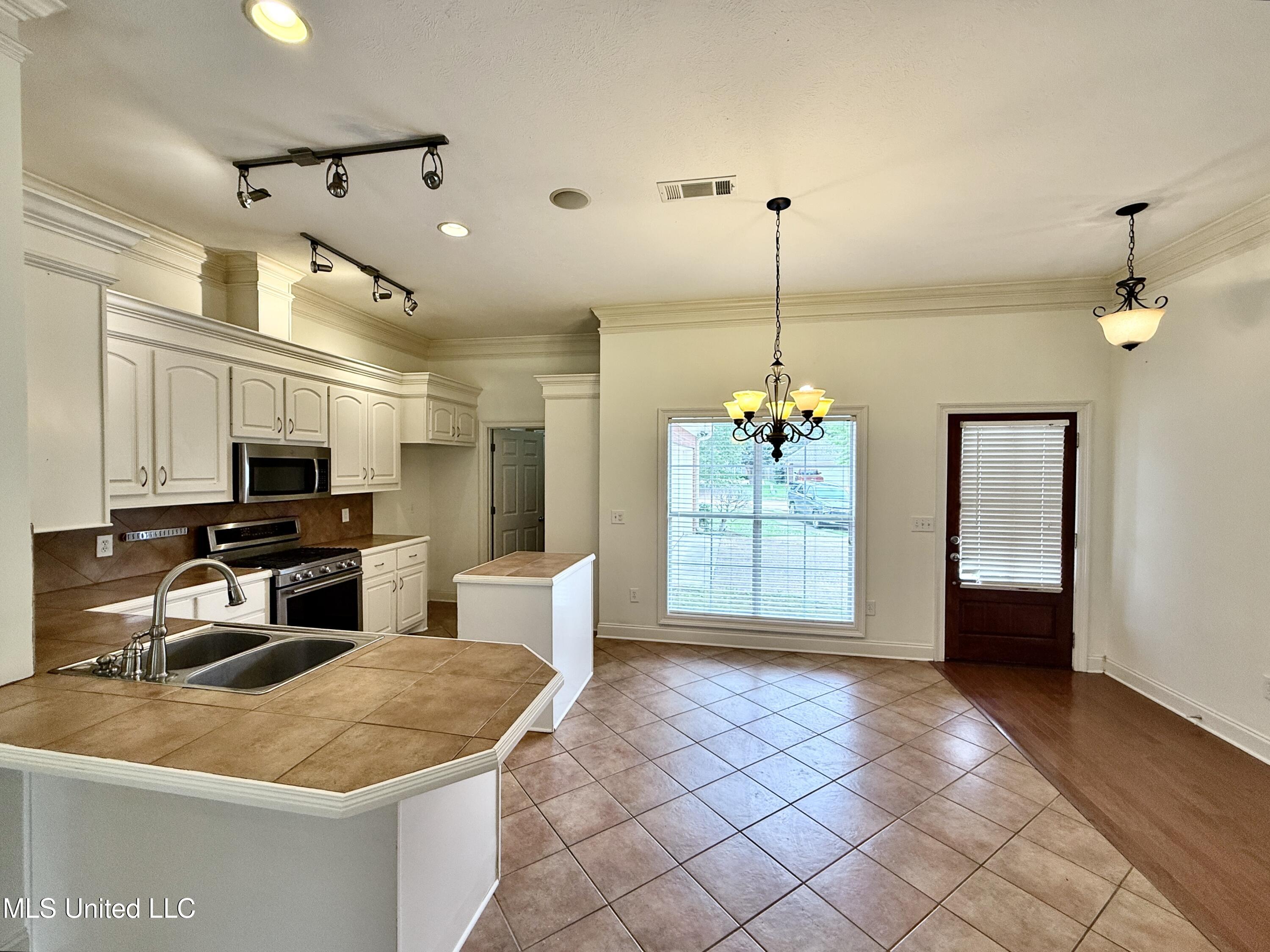 302 Bedford Court, Brandon, Mississippi image 9