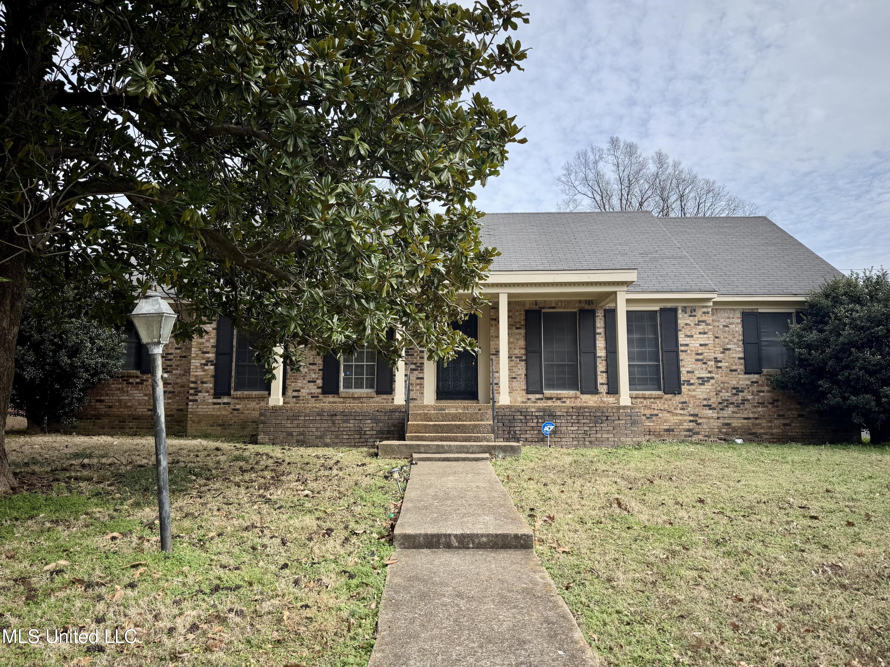 8488 Chesterfield Drive, Southaven, Mississippi image 1