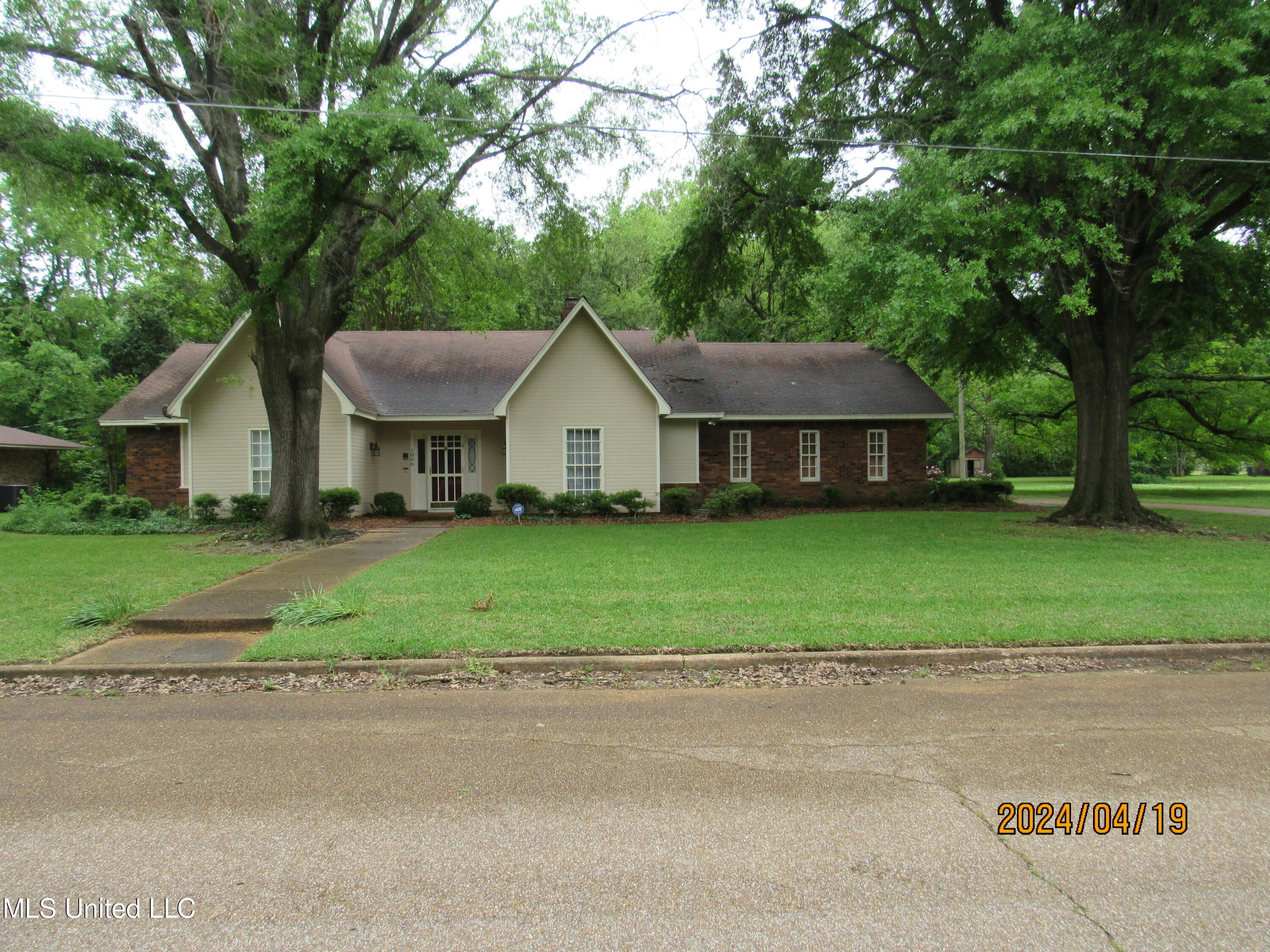 1906 Swayze Street, Yazoo City, Mississippi image 1