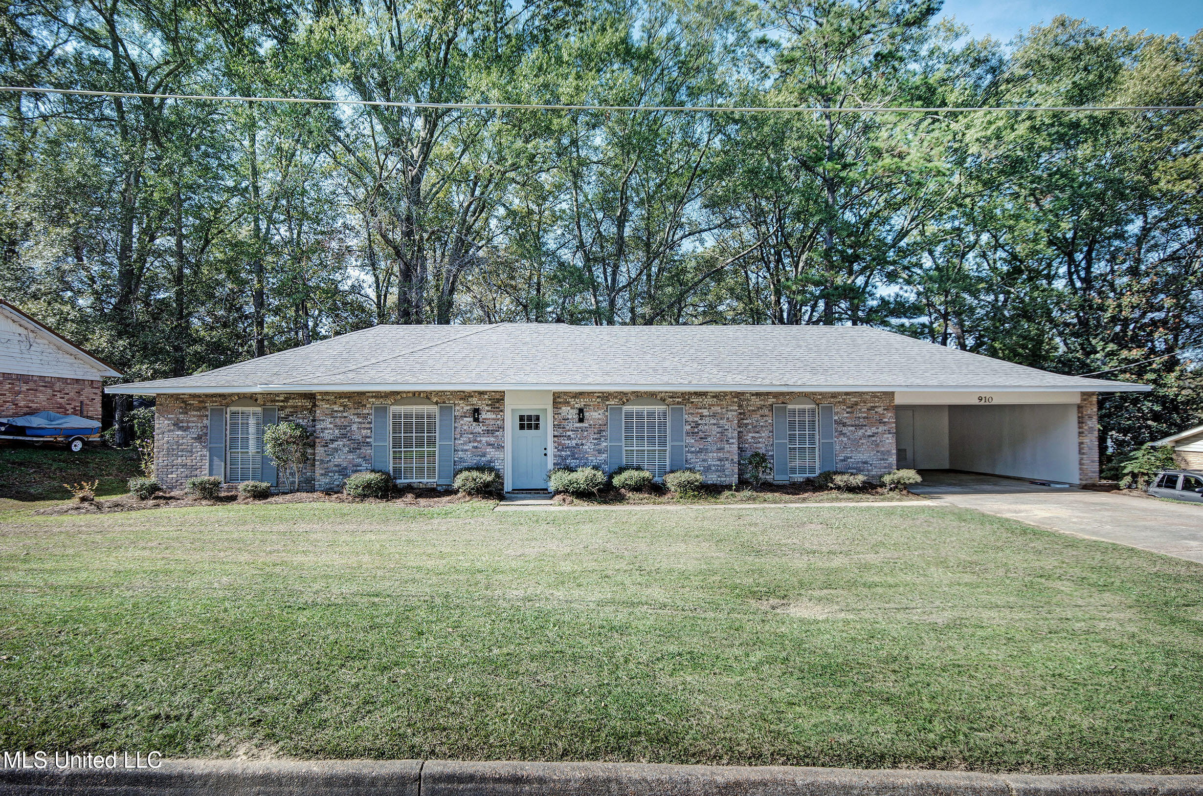 910 Live Oak Drive, Clinton, Mississippi image 1