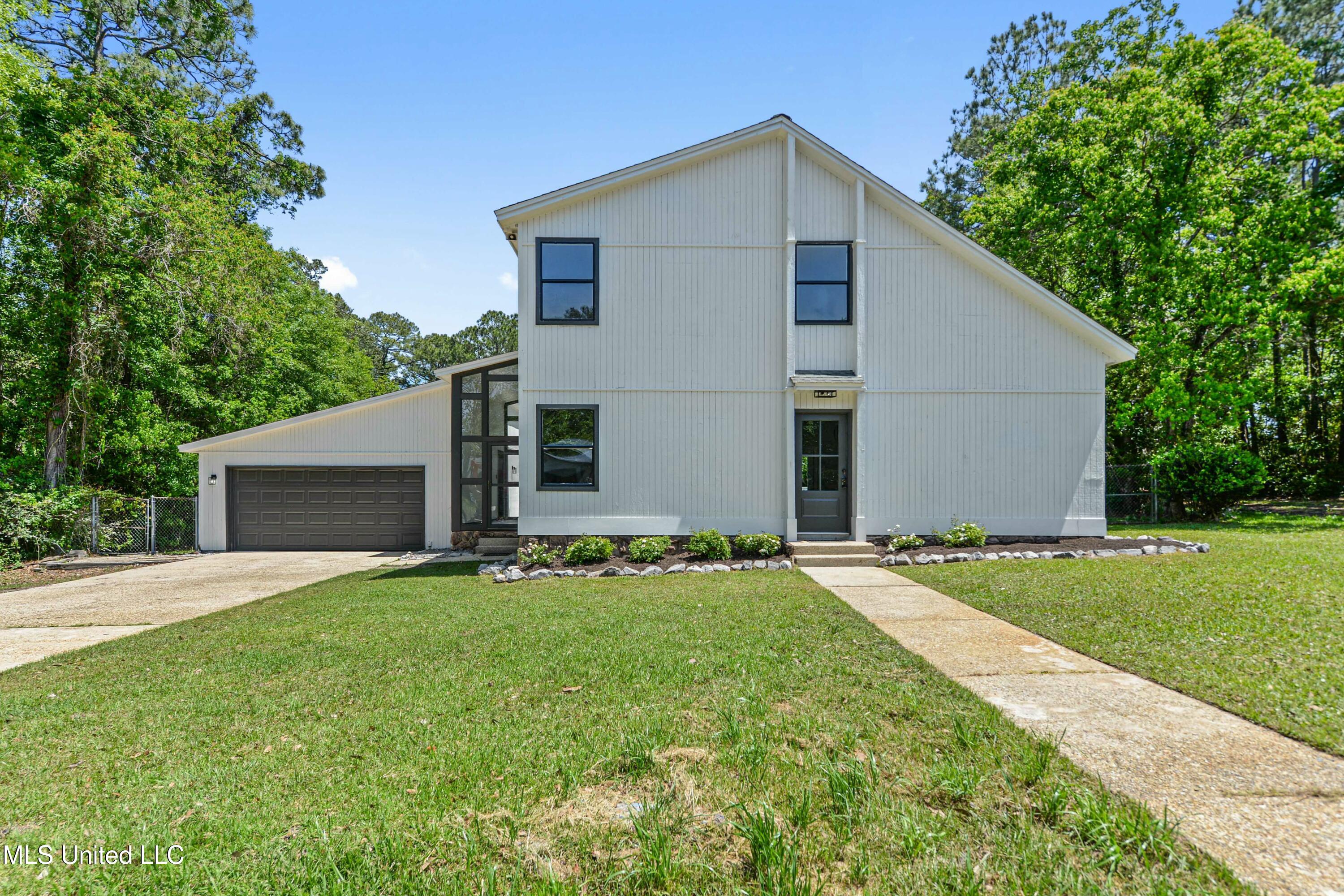 1226 King Henry Drive, Ocean Springs, Mississippi image 1