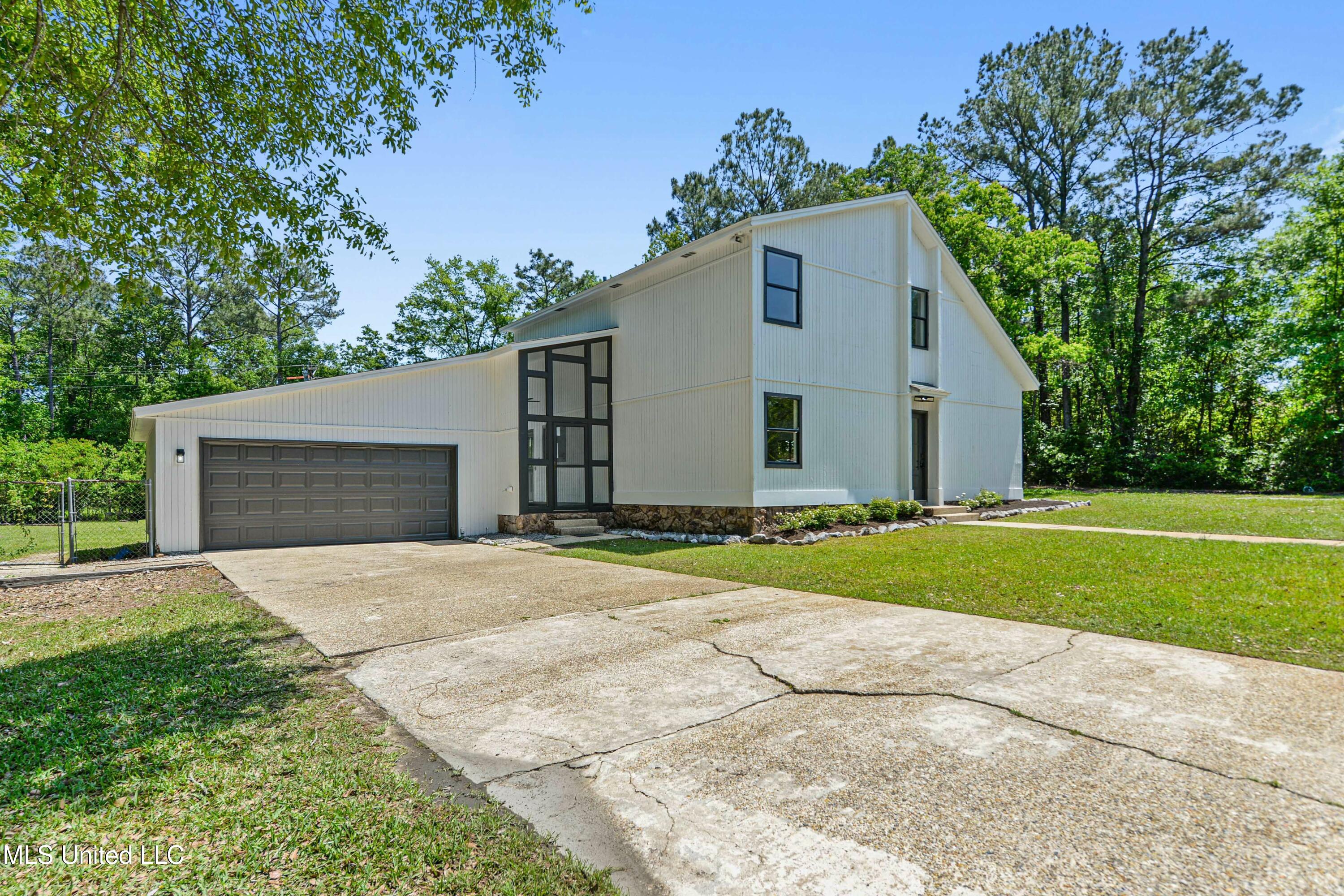 1226 King Henry Drive, Ocean Springs, Mississippi image 2