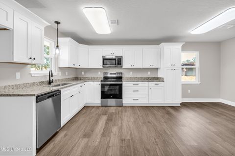 Homes For Sale - 19 W Union Road<br/> Carriere, MS 39426