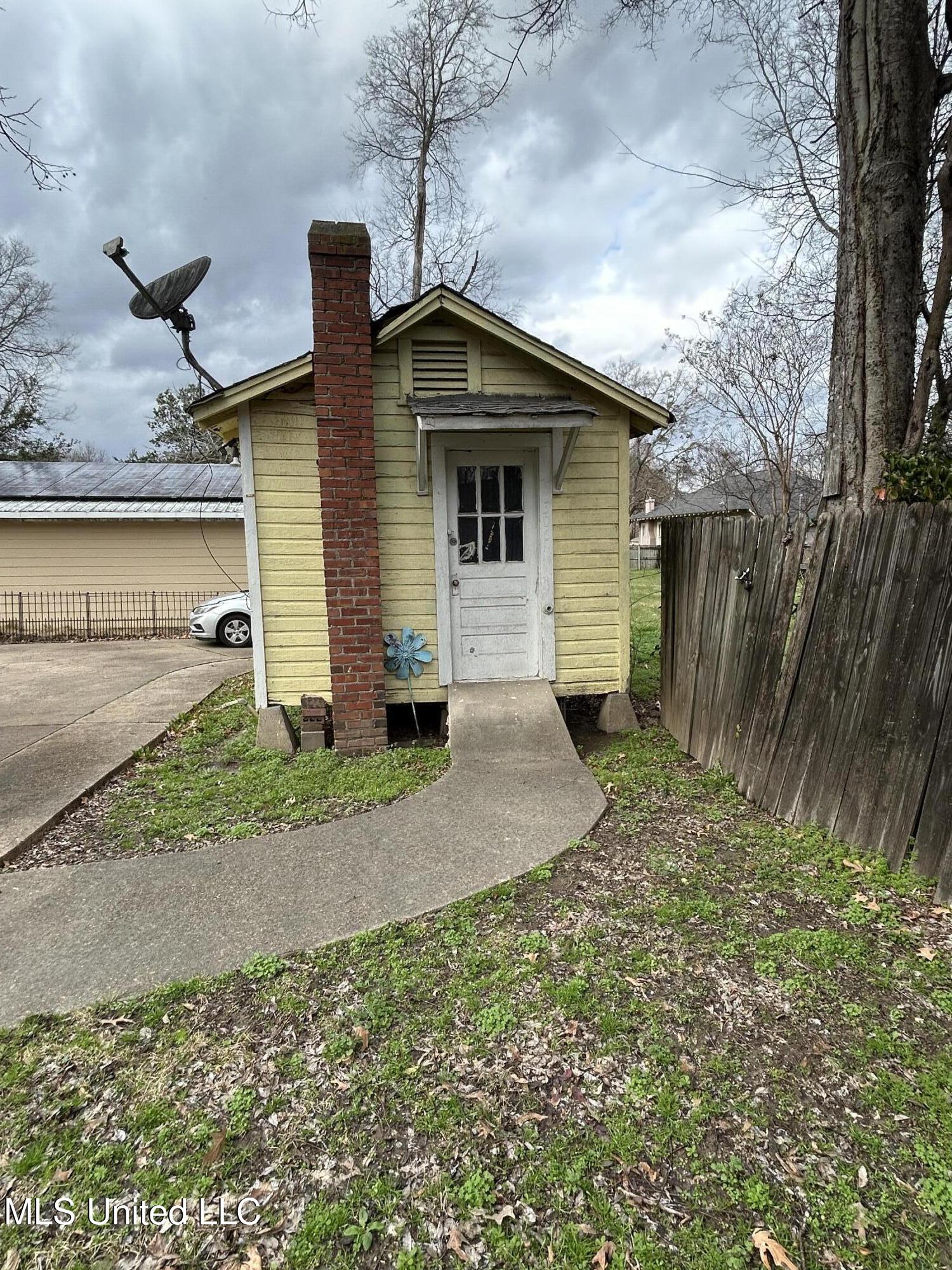 306 Magnolia Street, Greenwood, Mississippi image 4