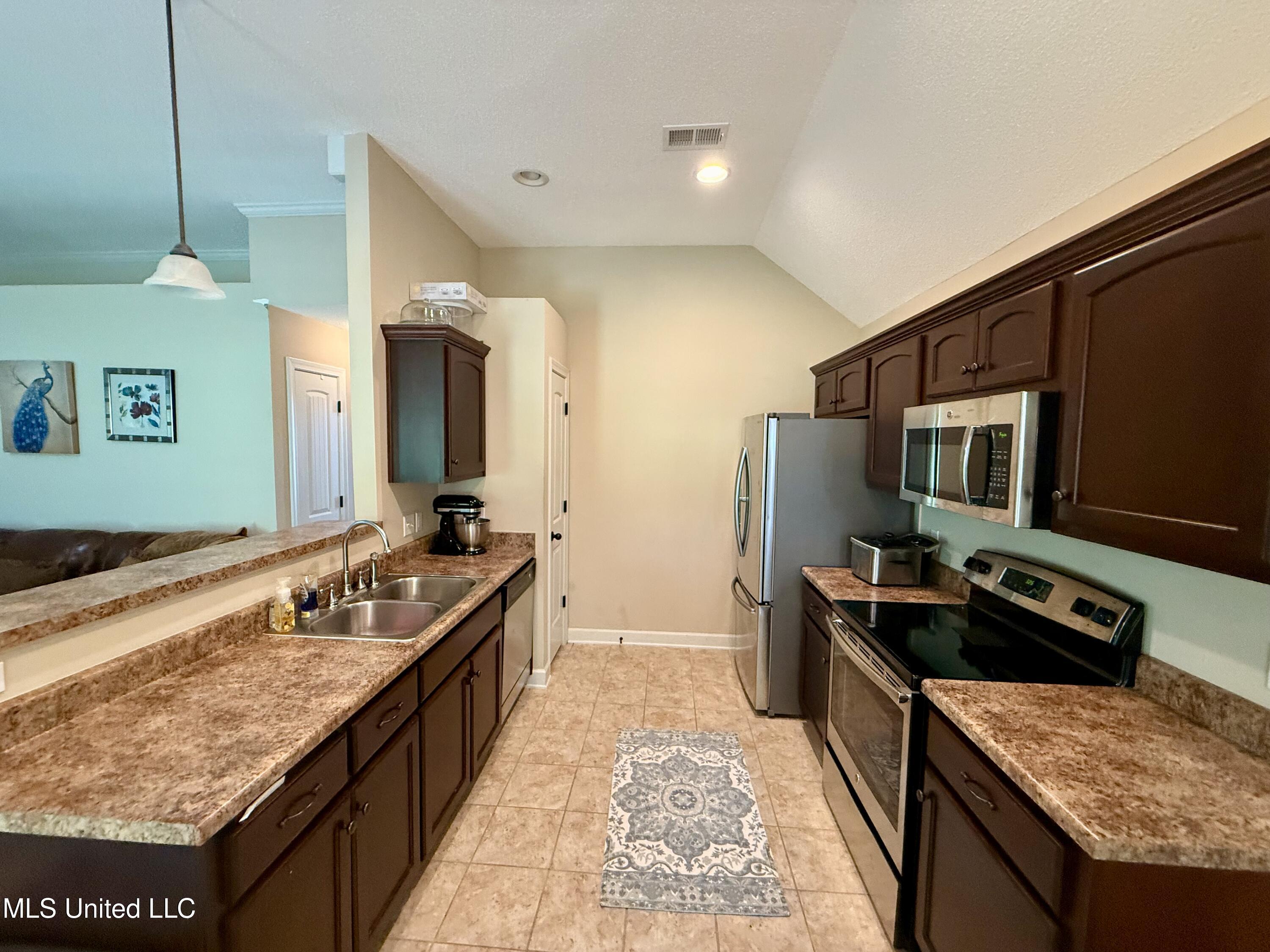 5948 Scott Farms Drive, Horn Lake, Mississippi image 3