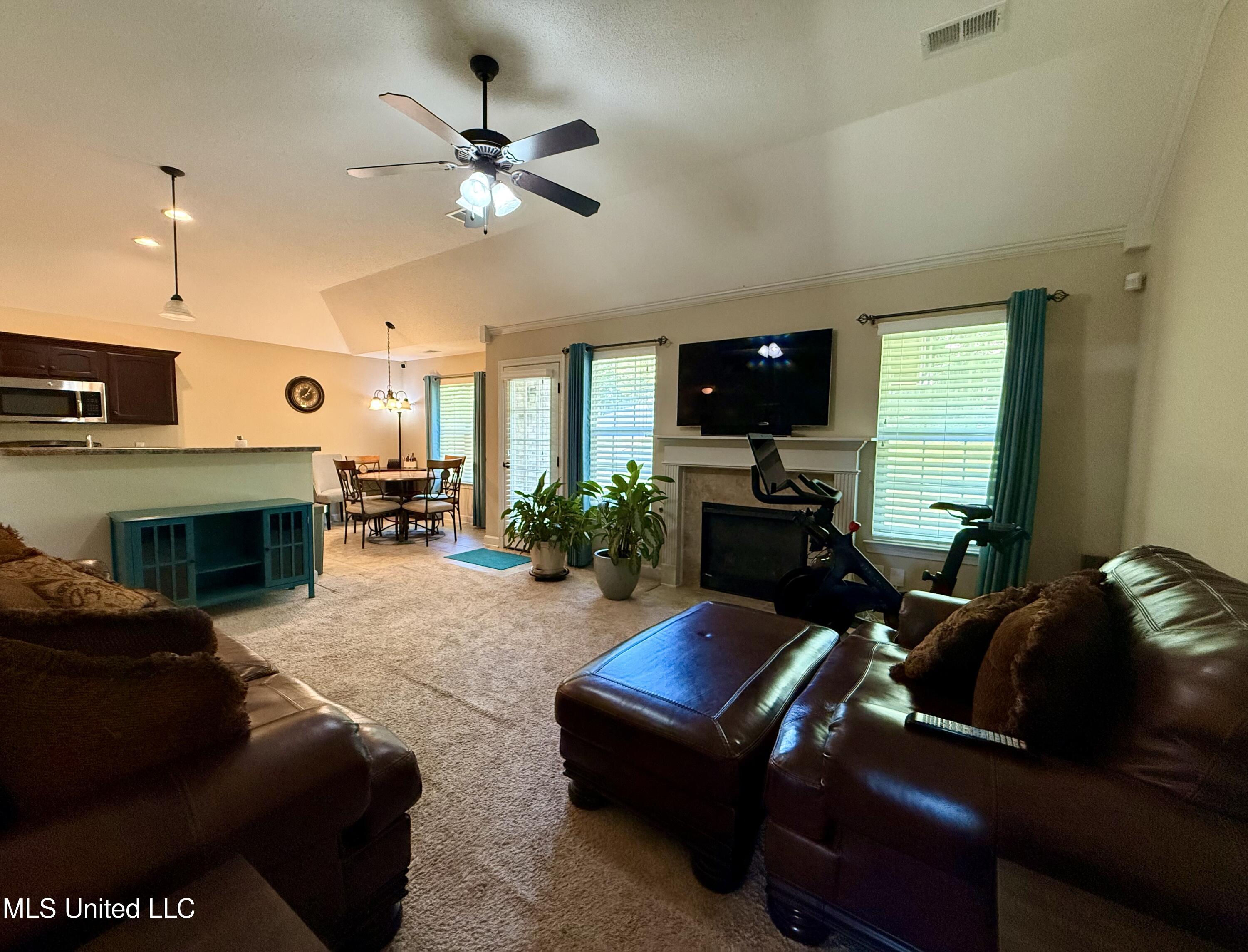 5948 Scott Farms Drive, Horn Lake, Mississippi image 2