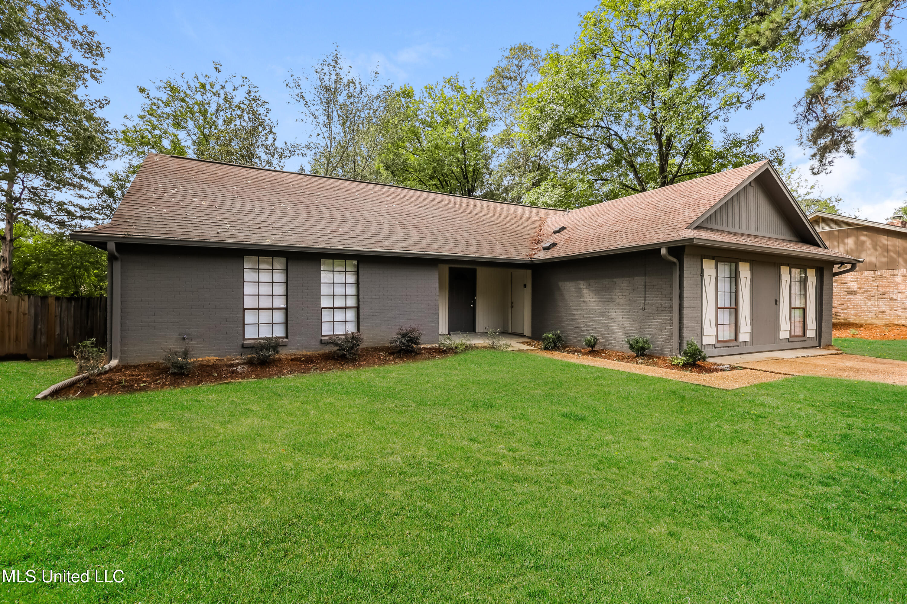 1606 Edgewood Place, Clinton, Mississippi image 2