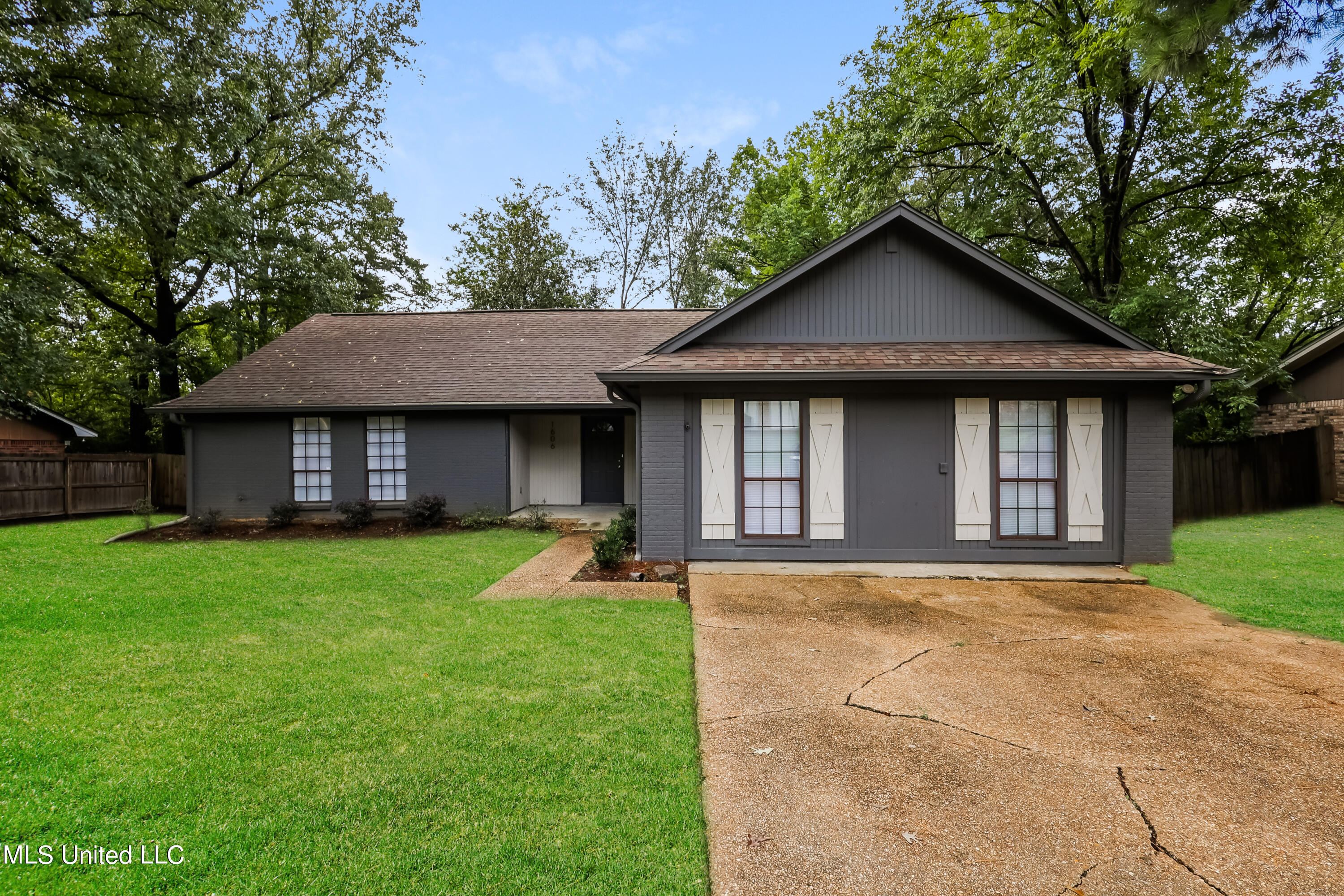1606 Edgewood Place, Clinton, Mississippi image 1