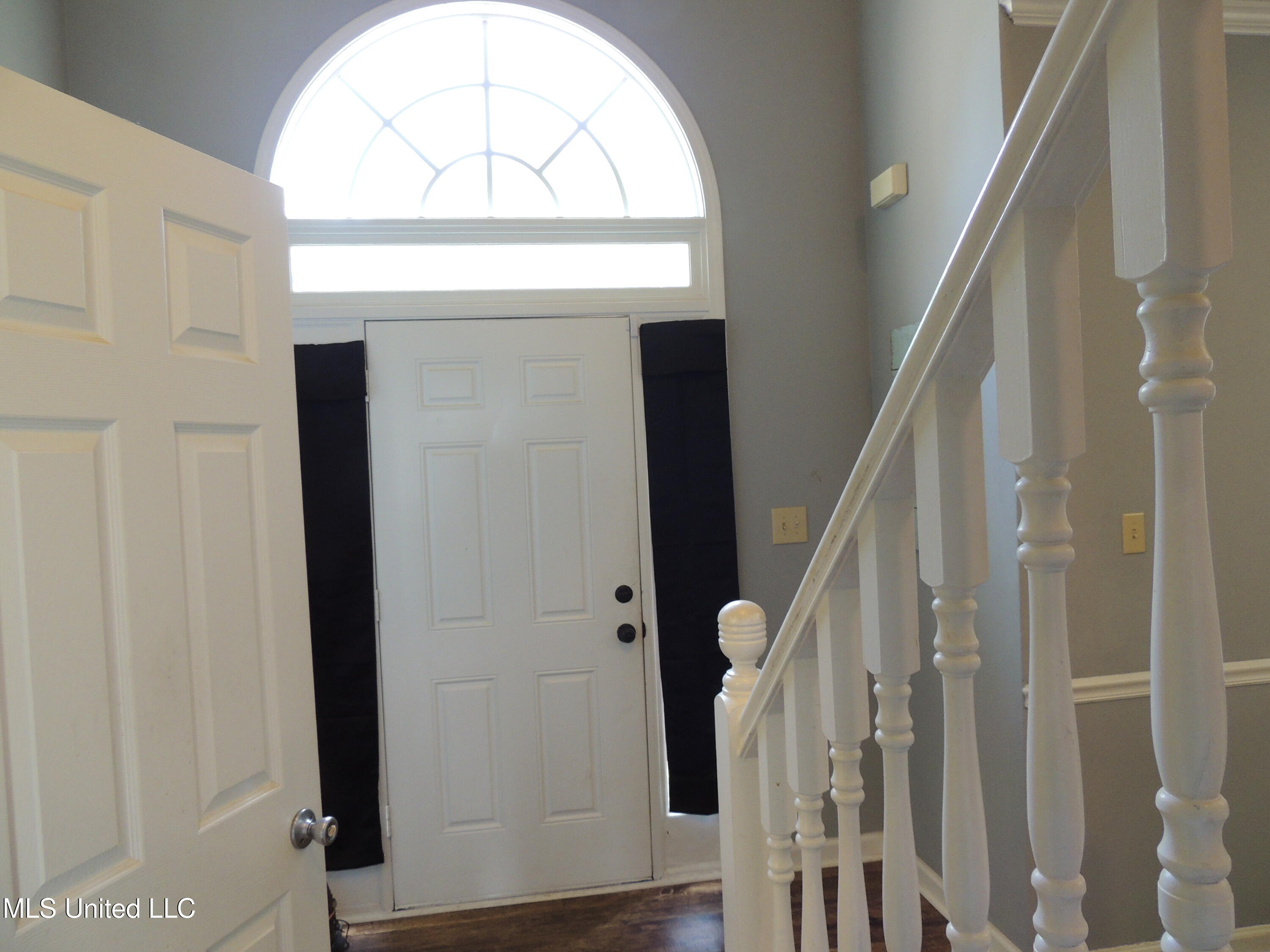 125 Blue Lake Drive, Lake Cormorant, Mississippi image 2