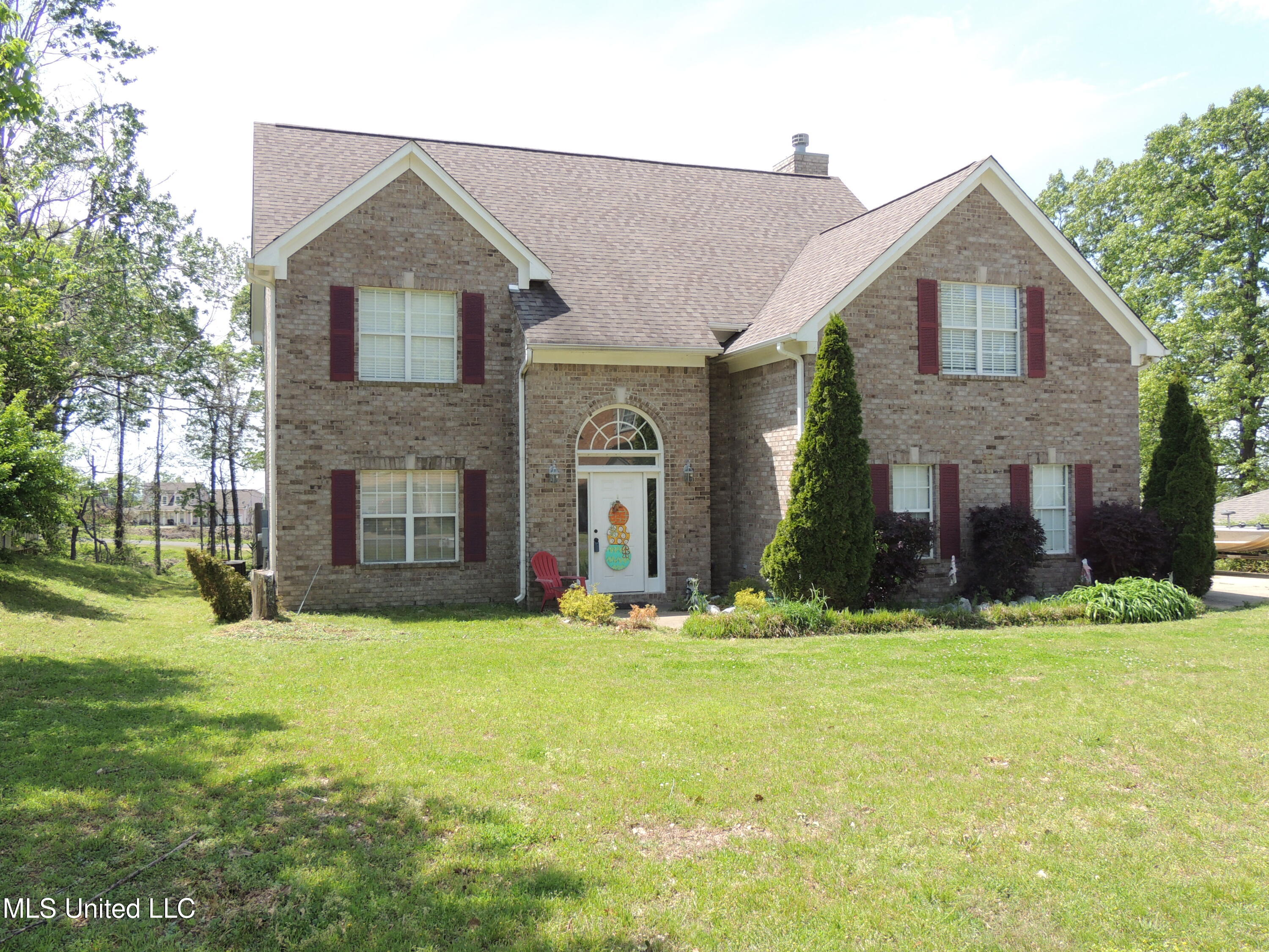 125 Blue Lake Drive, Lake Cormorant, Mississippi image 1