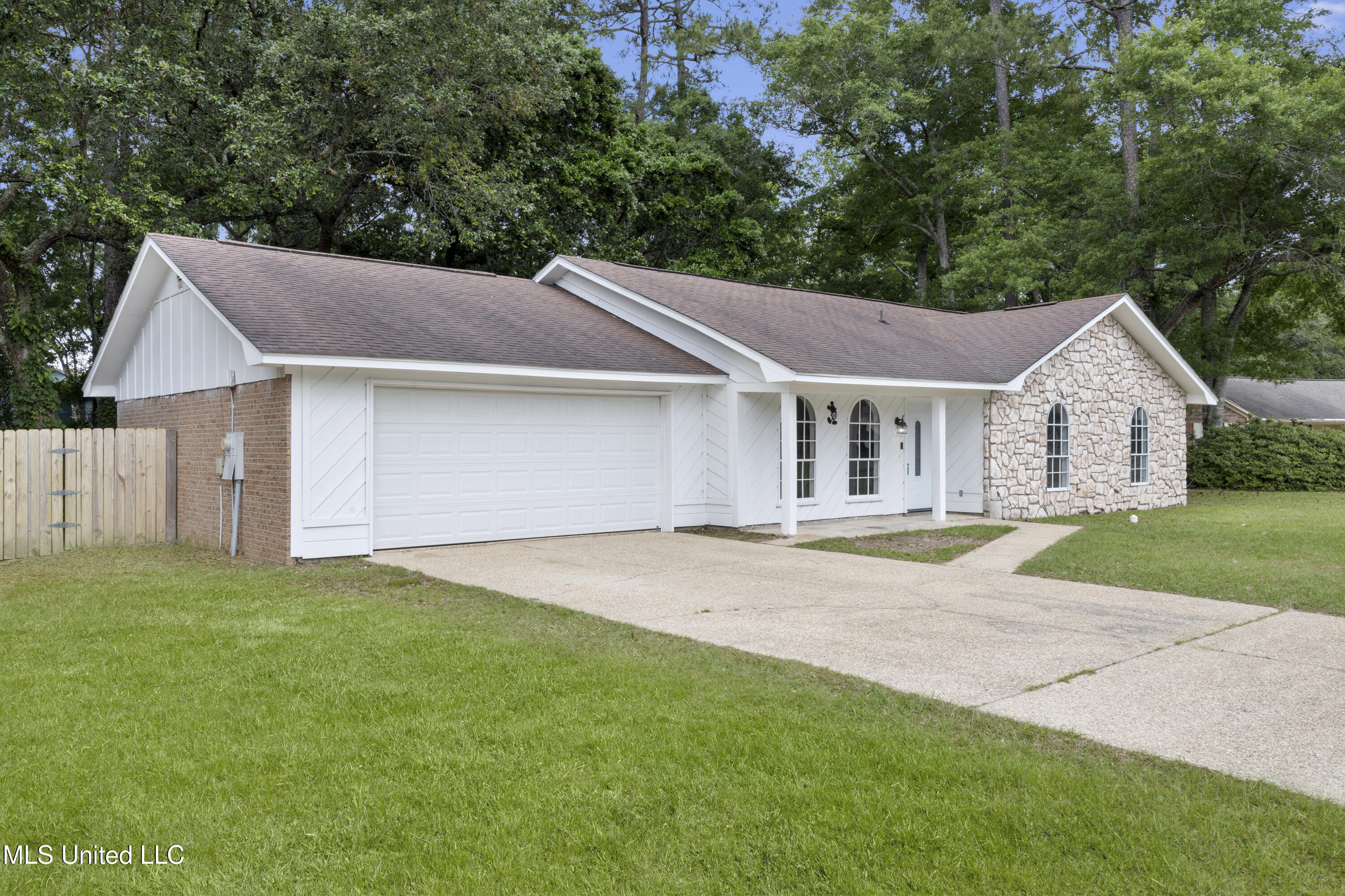 3411 Queen Elizabeth Drive, Ocean Springs, Mississippi image 2