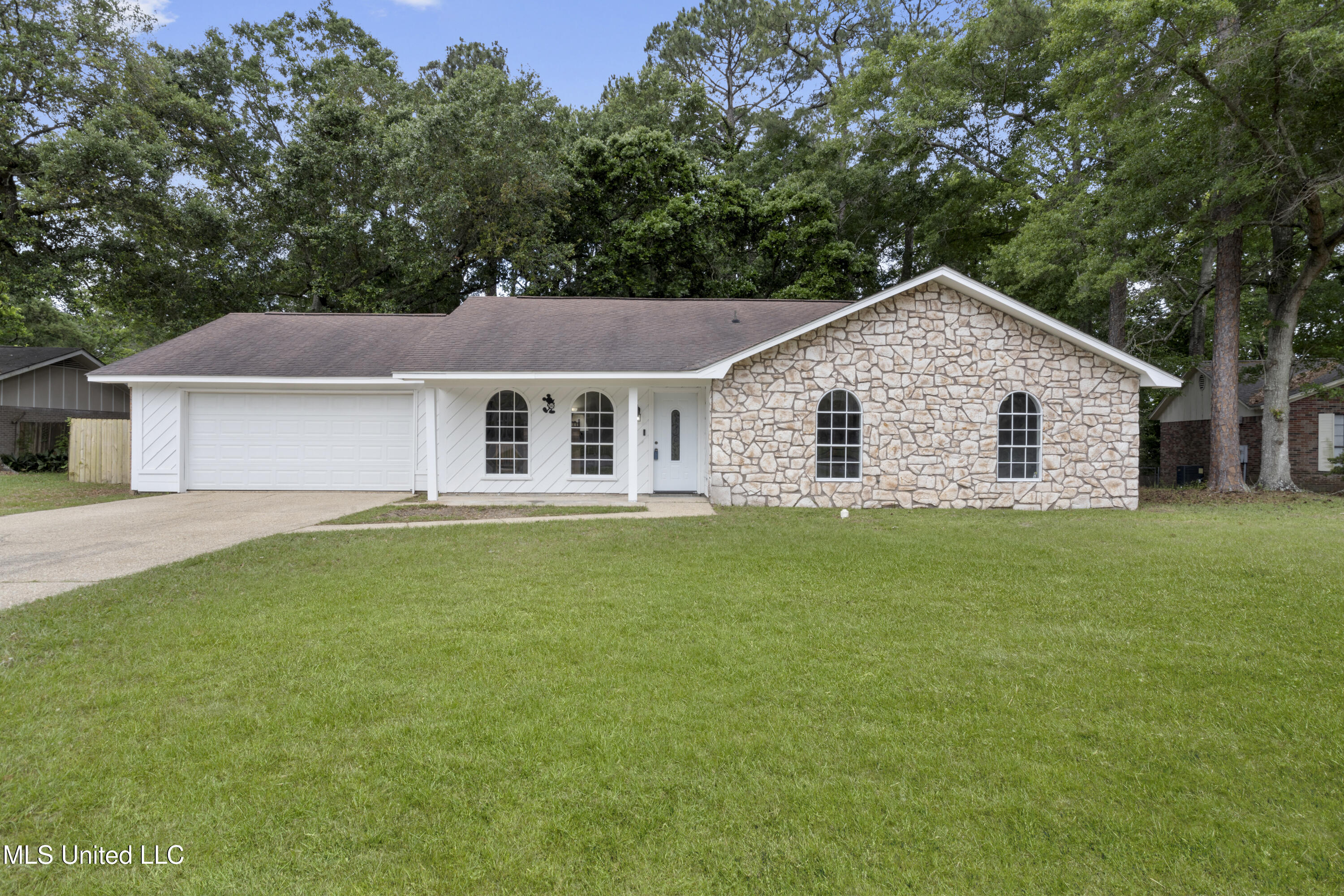 3411 Queen Elizabeth Drive, Ocean Springs, Mississippi image 1