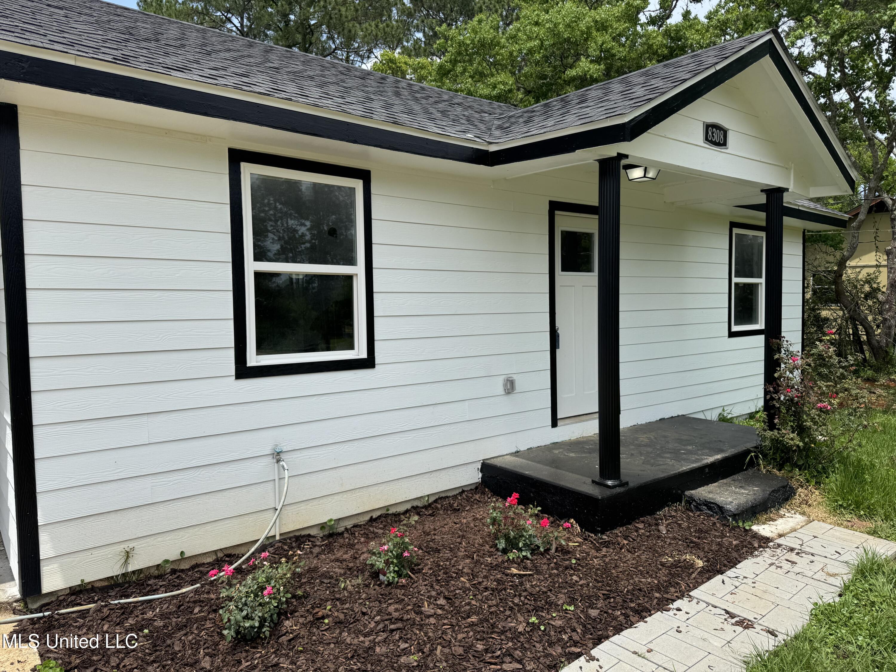 8308 Holiday Drive, Ocean Springs, Mississippi image 1