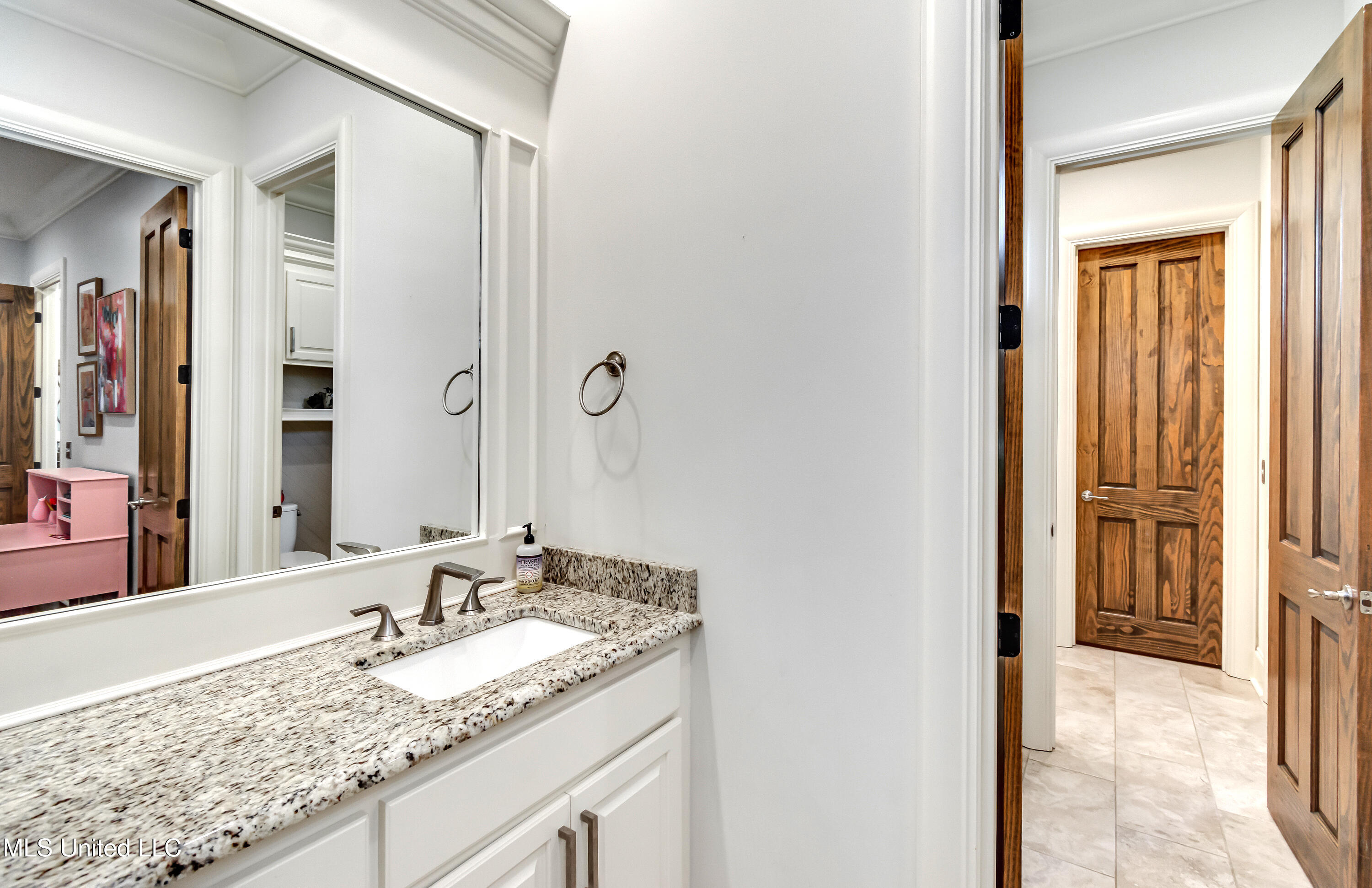 Madison, Mississippi 39110, United States, 5 Bedrooms Bedrooms, ,5 BathroomsBathrooms,Residential,Active,165052