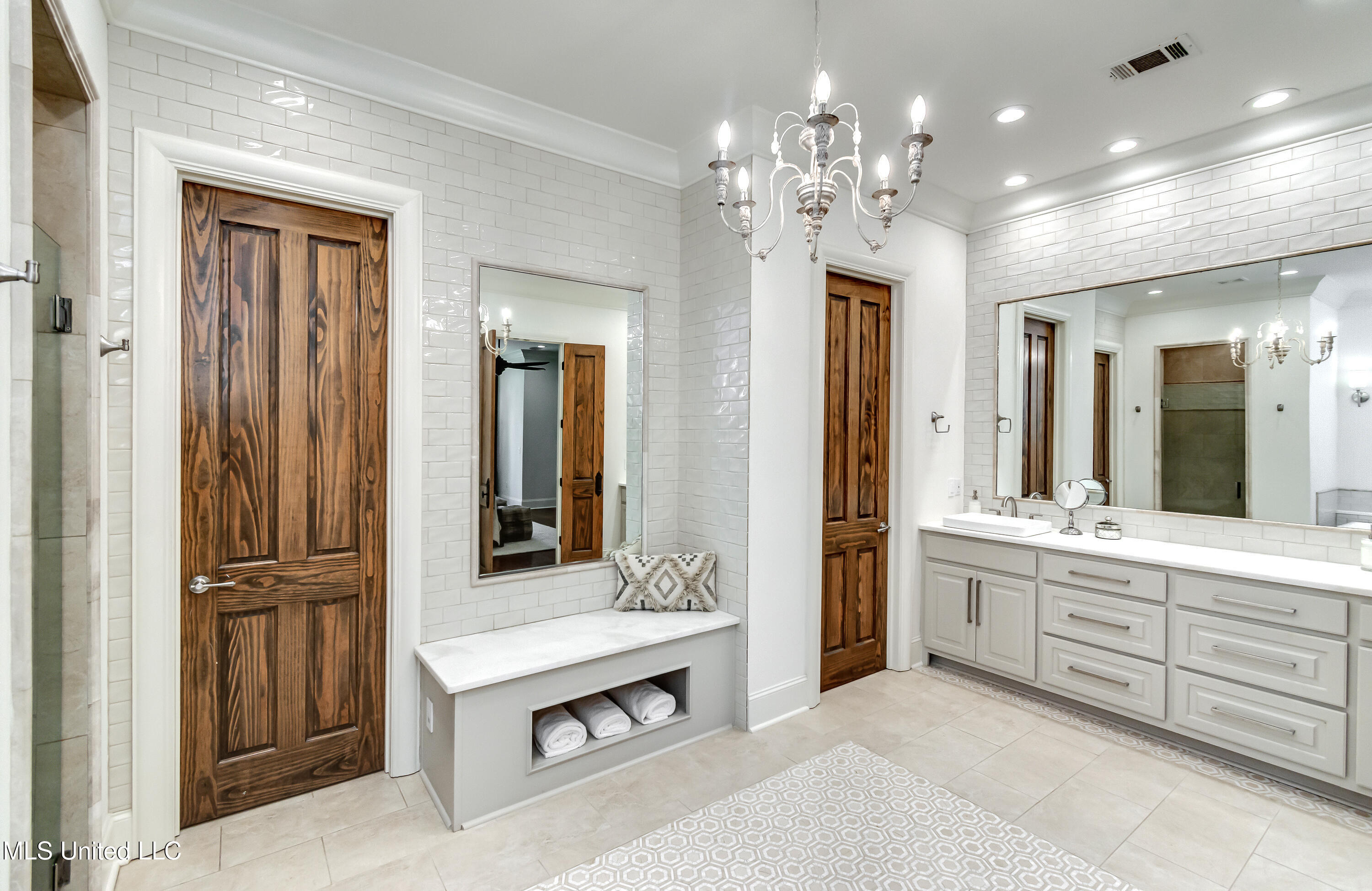 Madison, Mississippi 39110, United States, 5 Bedrooms Bedrooms, ,5 BathroomsBathrooms,Residential,Active,165052