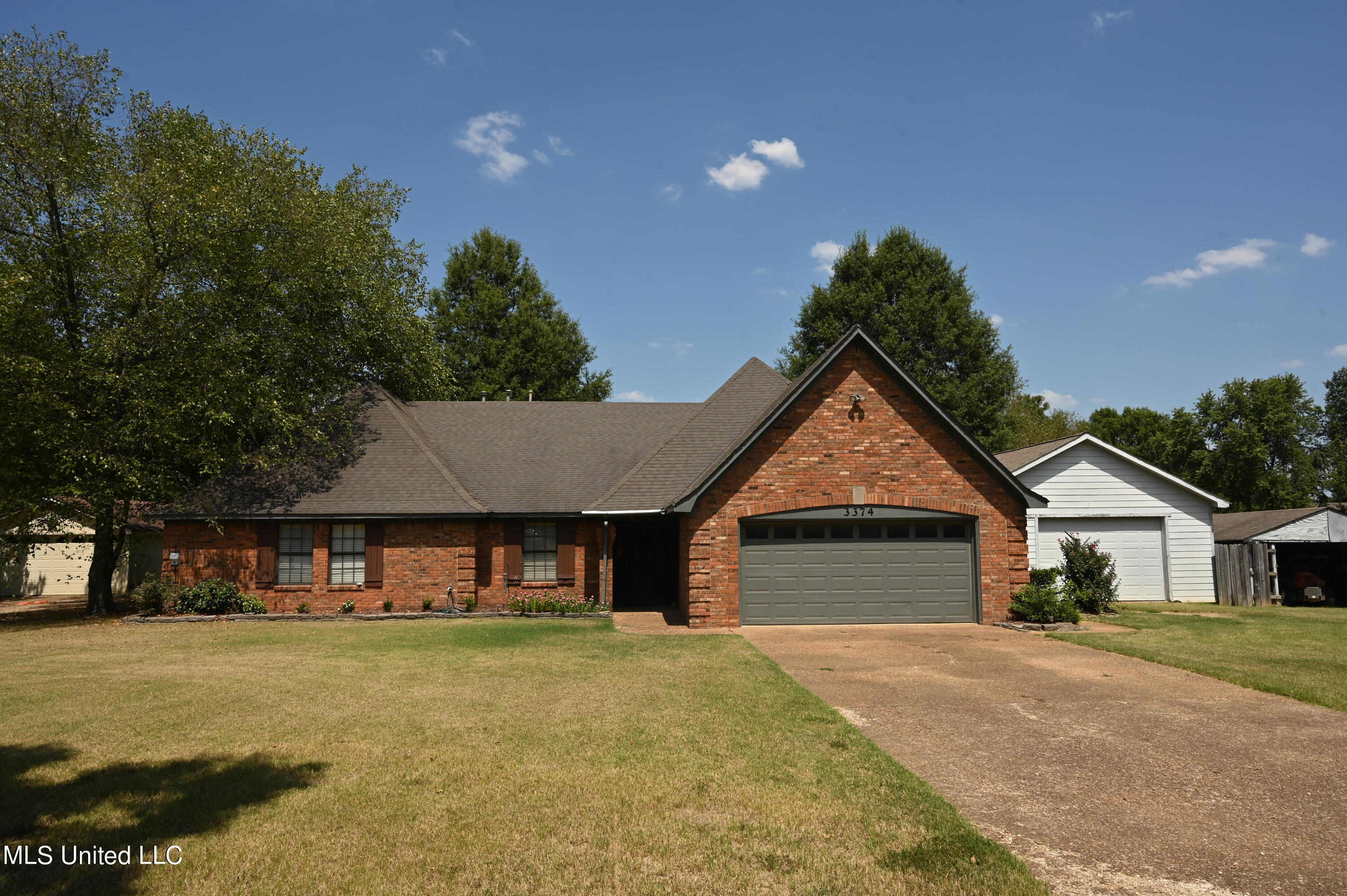 3374 Oak Leaf Drive, Olive Branch, Mississippi image 1