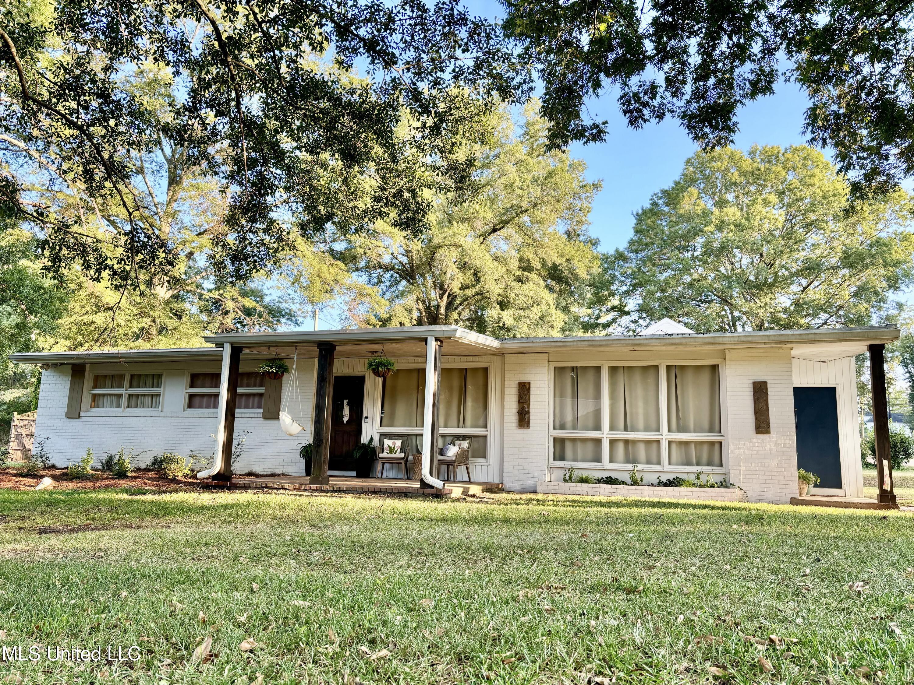 212 Sterling Avenue, Winona, Mississippi image 1