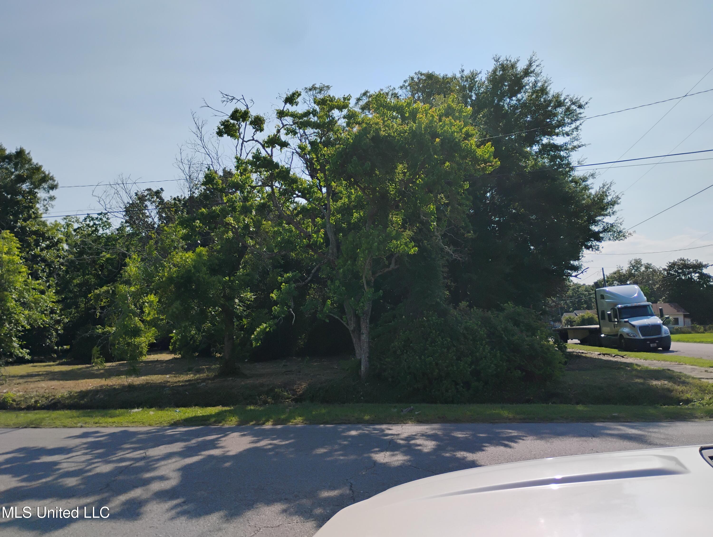 2001 30th Street, Gulfport, Mississippi image 2