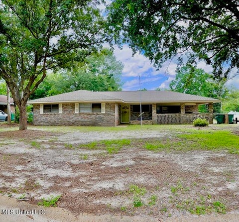 Homes For Sale - 100 Clarence Drive<br/> Gulfport, MS 39503