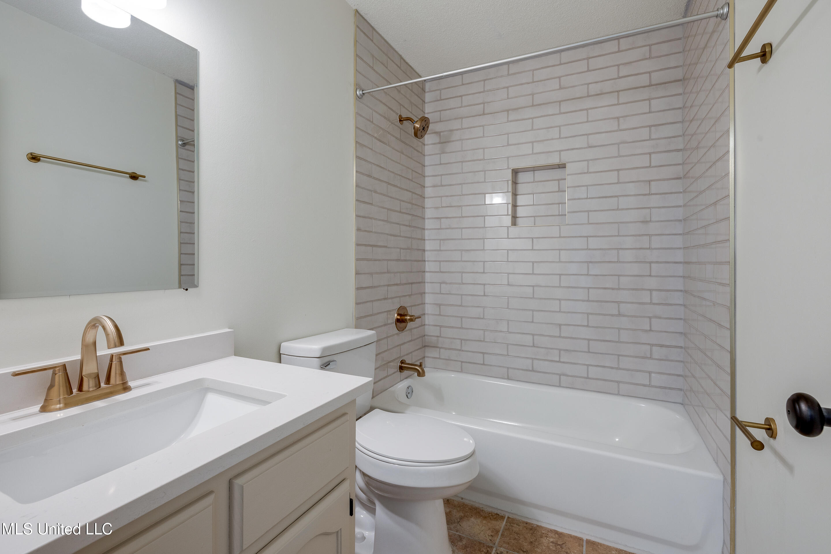 6893 N Amanda Drive, Olive Branch, Mississippi image 14