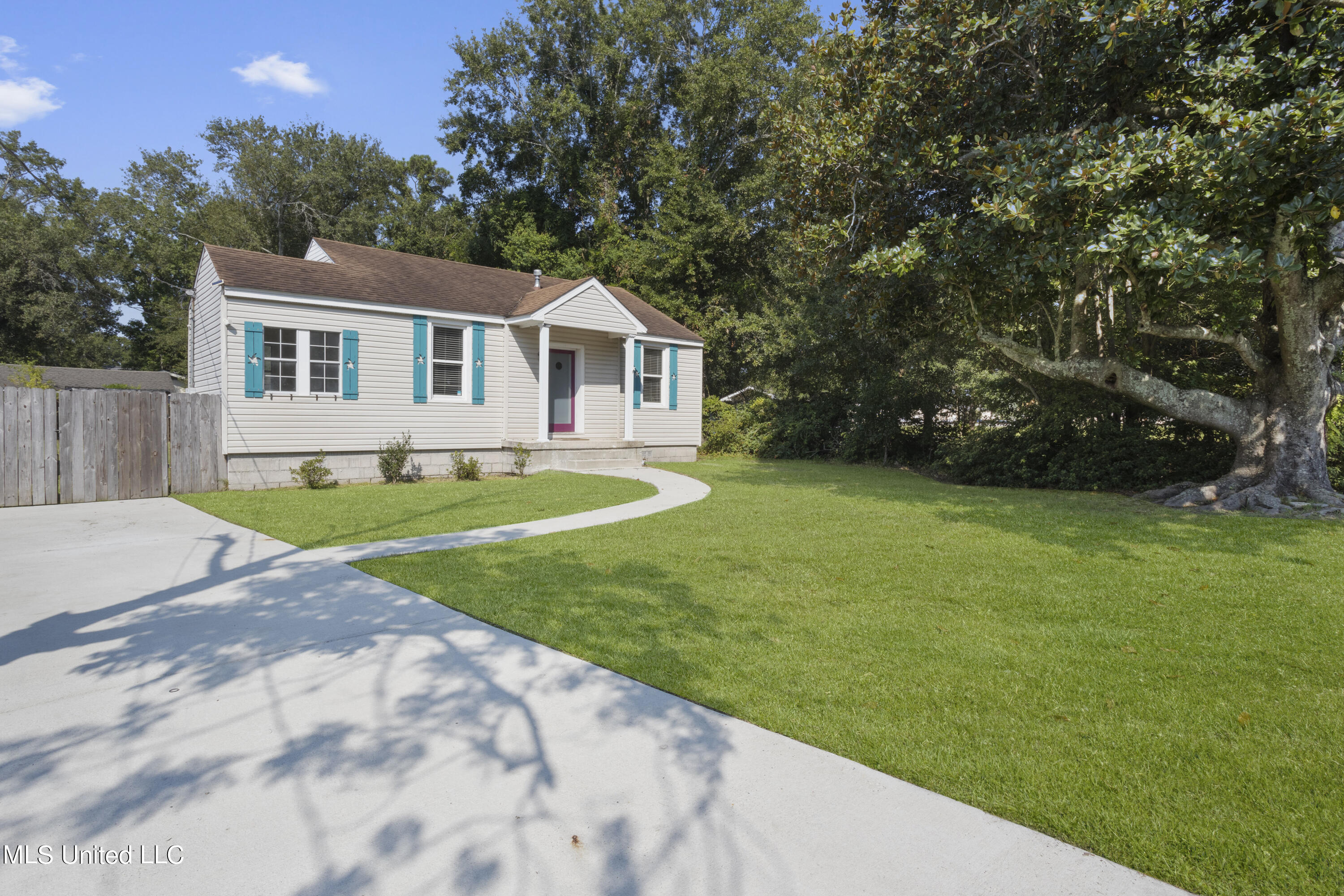 124 S Ocean Wave Avenue, Long Beach, Mississippi image 3