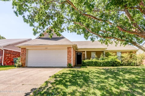 Homes For Sale - 1105 S Parkview Circle<br/> Southaven, MS 38671