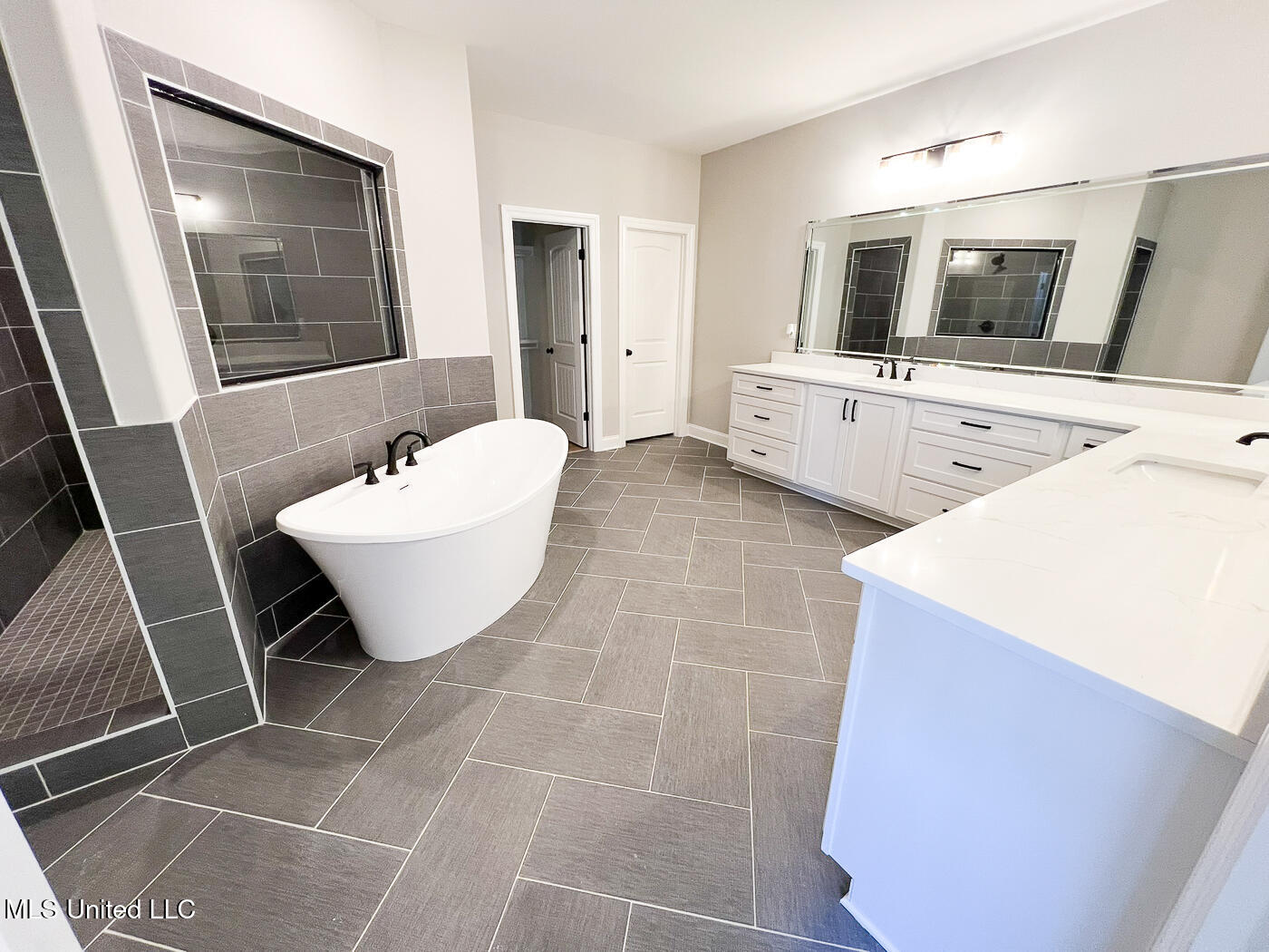 11482 Vickis Lane, Olive Branch, Mississippi image 37