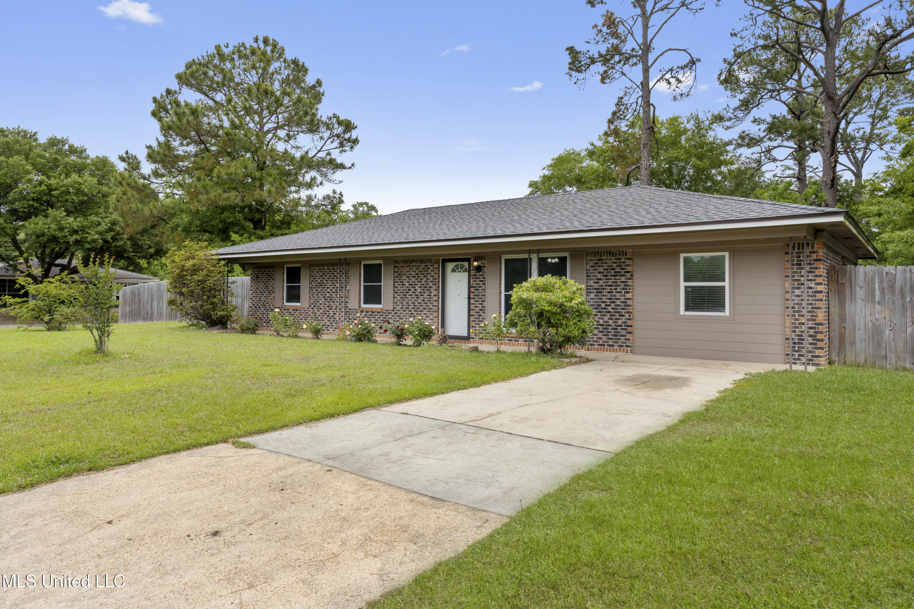 100 Grand Teton Drive, Ocean Springs, Mississippi image 1