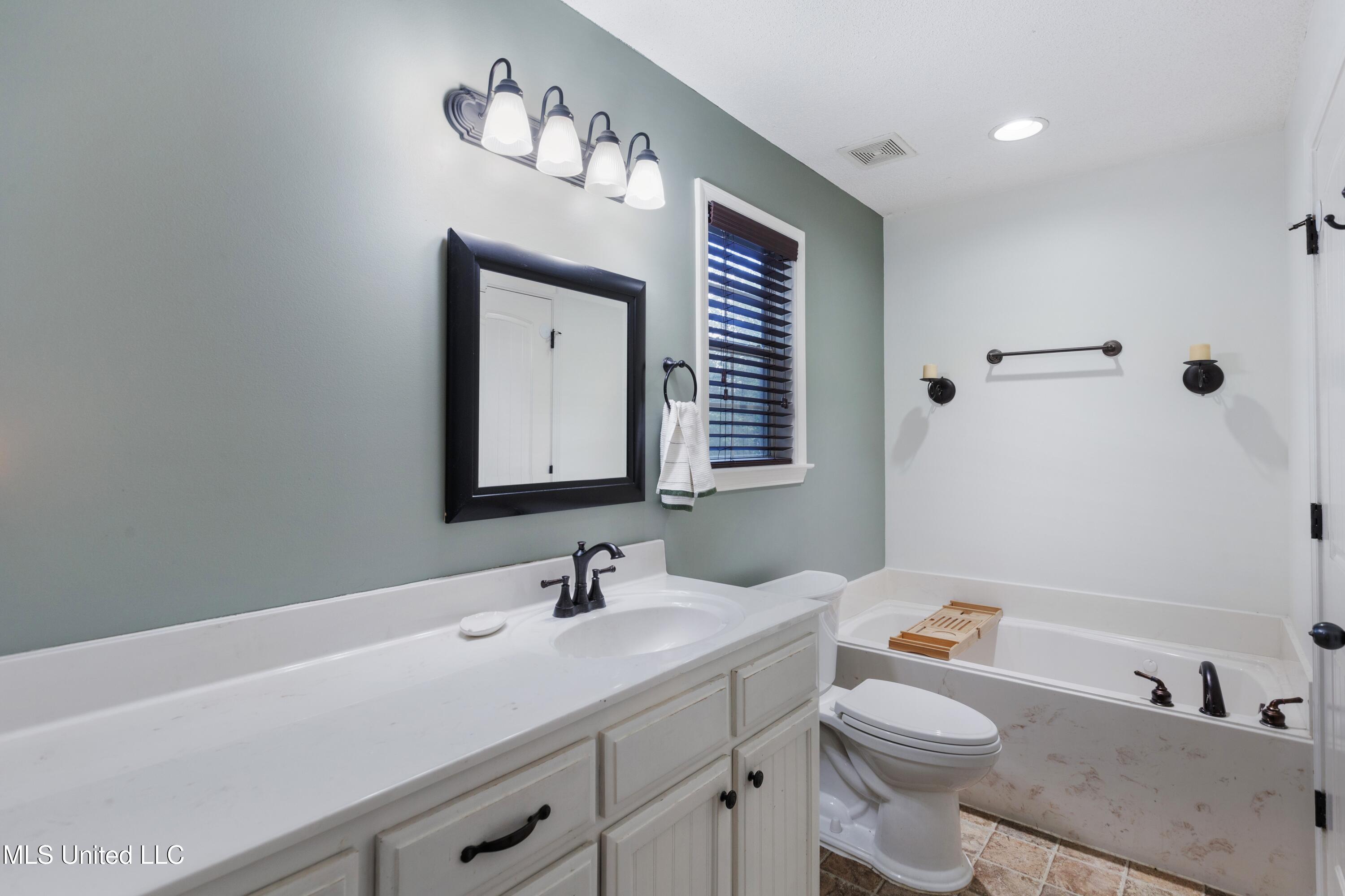 7880 N Shahkoka Drive, Olive Branch, Mississippi image 14