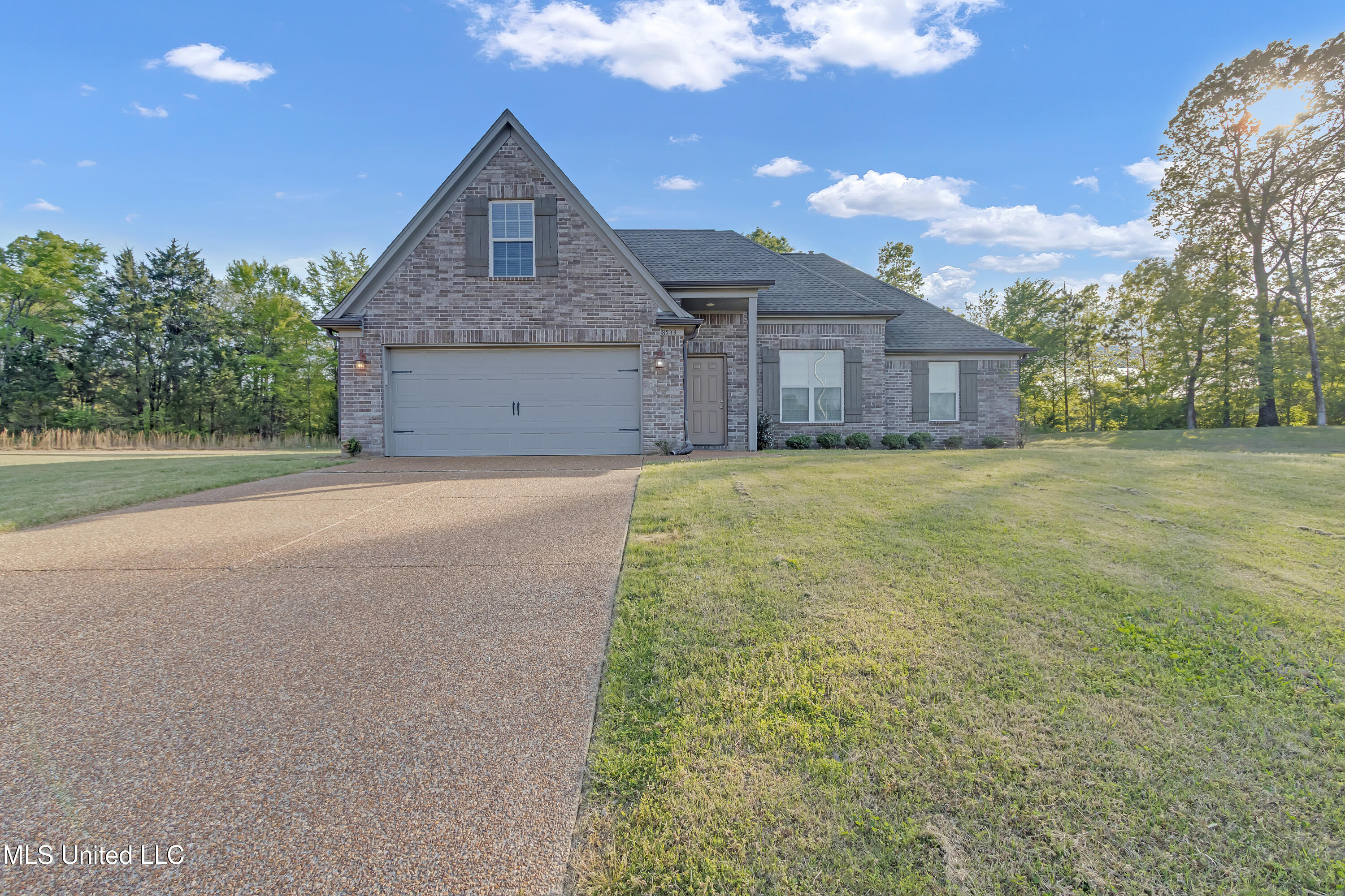 8539 S Courtly Circle, Olive Branch, Mississippi image 1