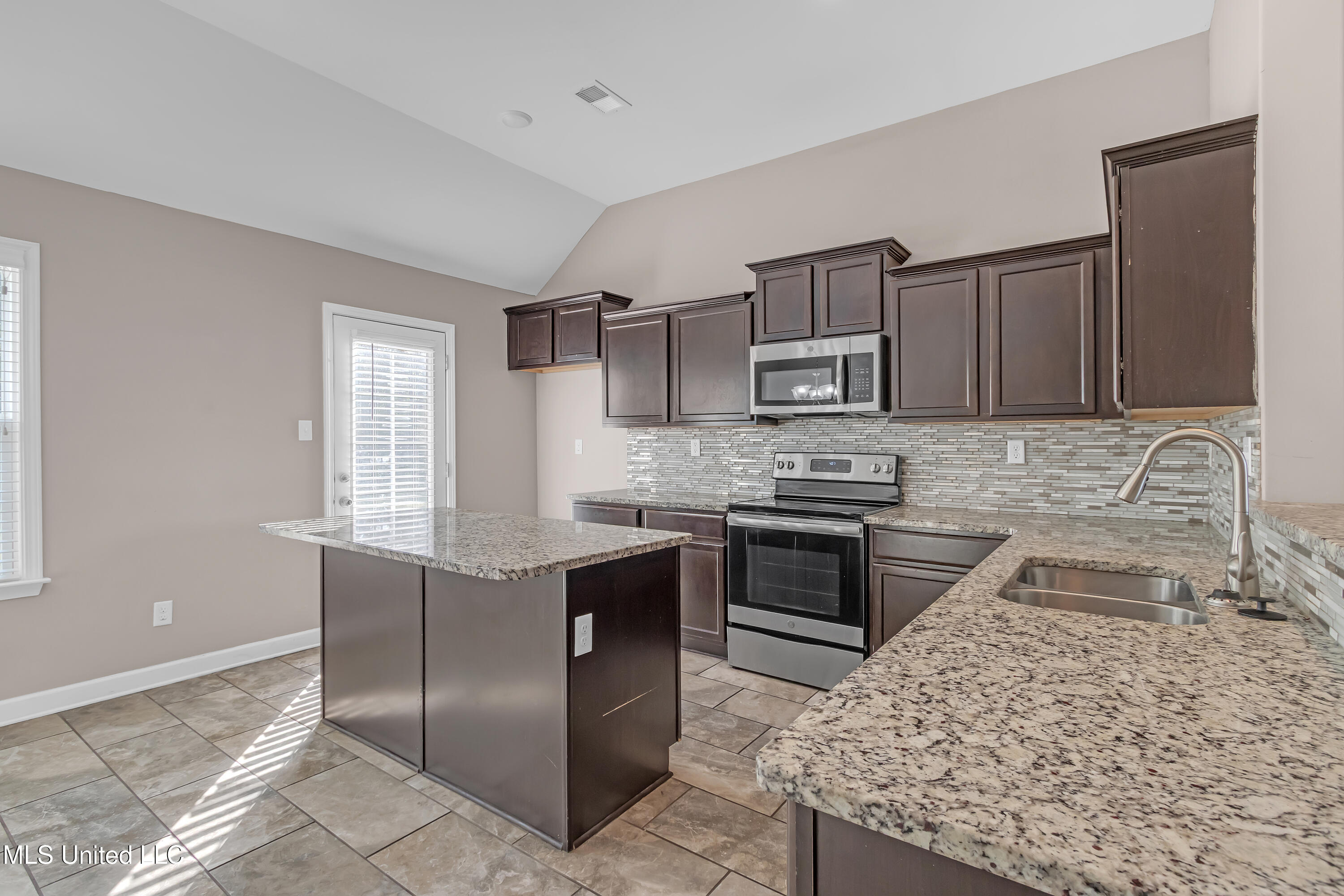 8539 S Courtly Circle, Olive Branch, Mississippi image 5