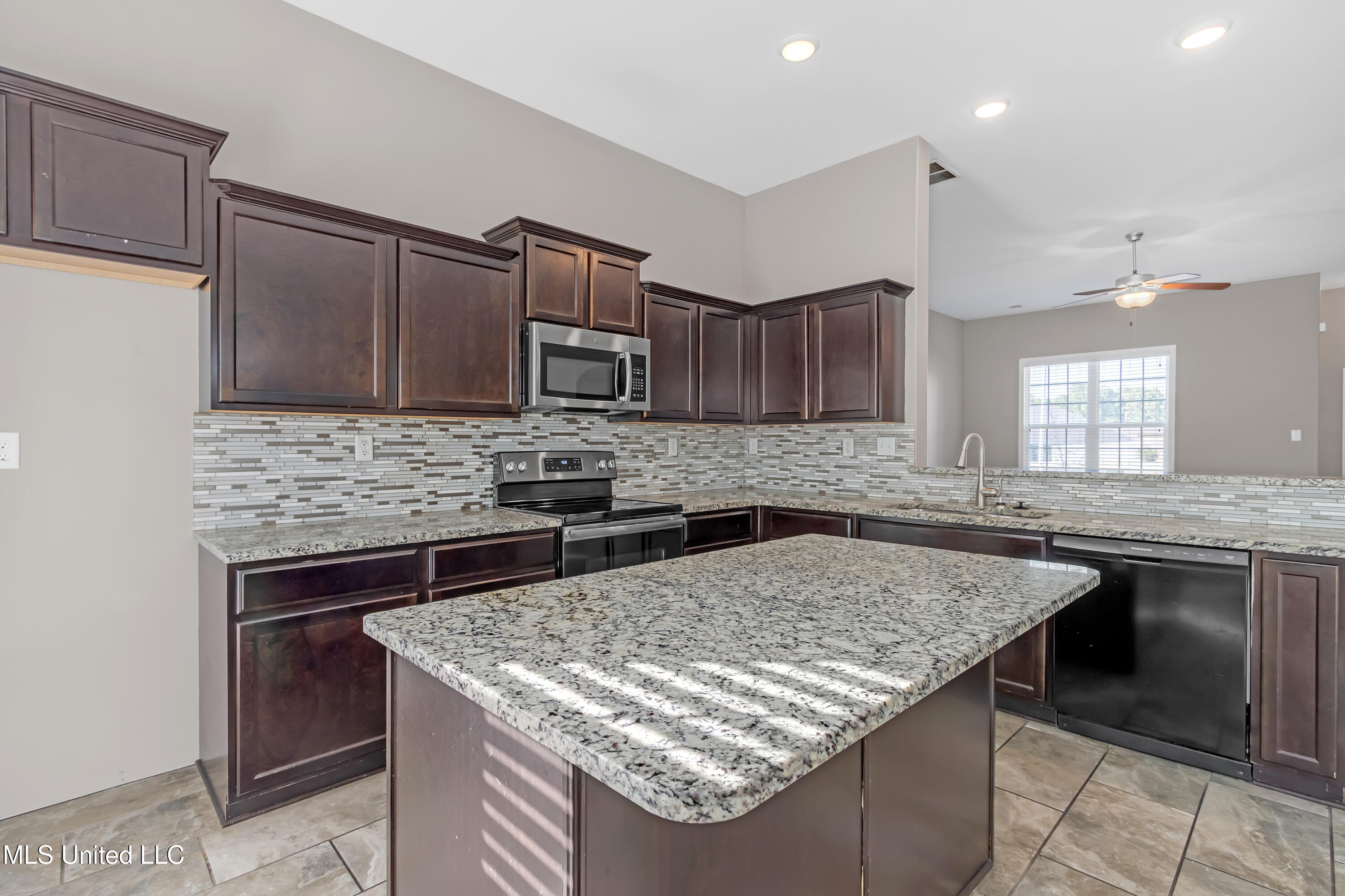8539 S Courtly Circle, Olive Branch, Mississippi image 6