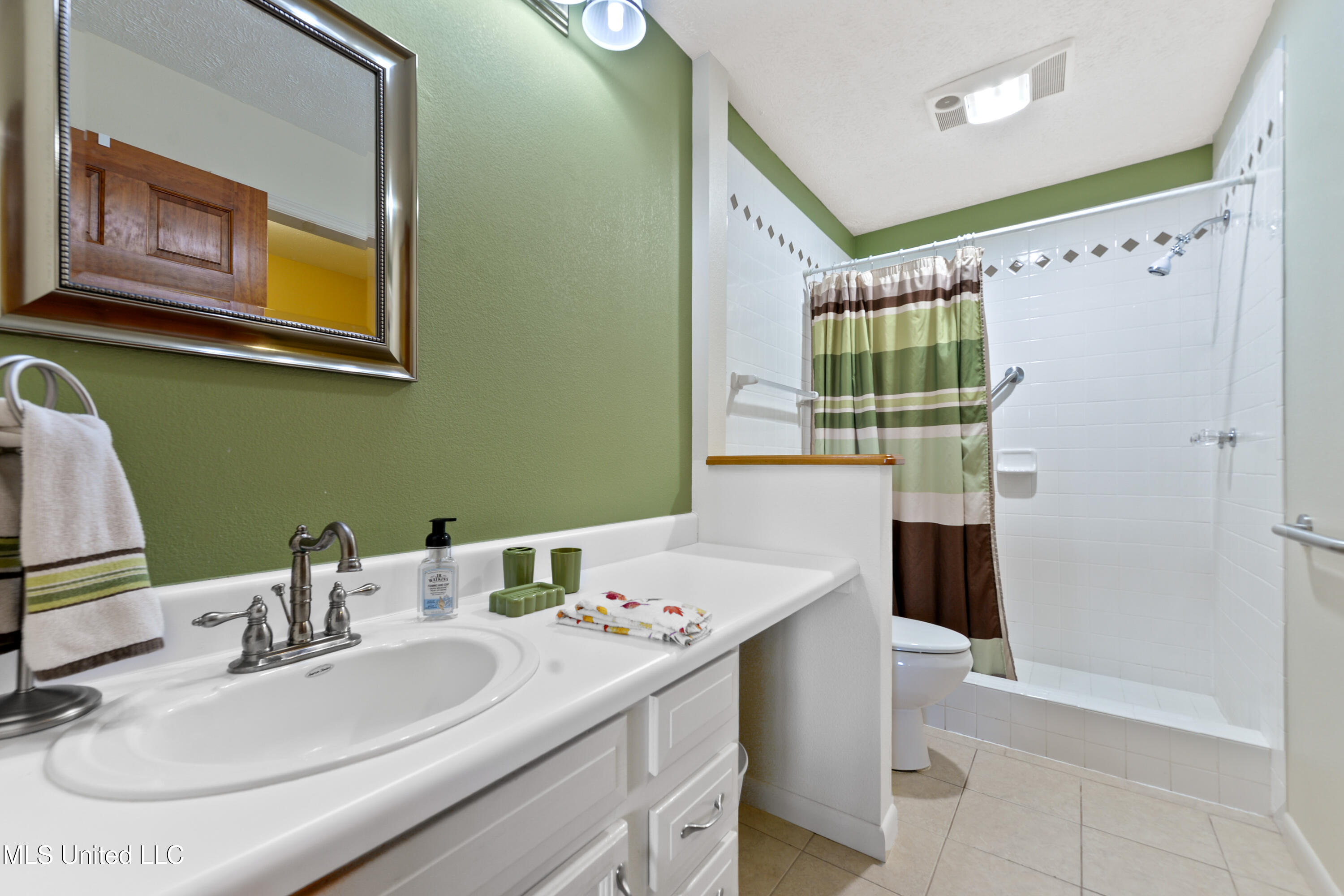 5212 Lakeview Drive, Moss Point, Mississippi image 18