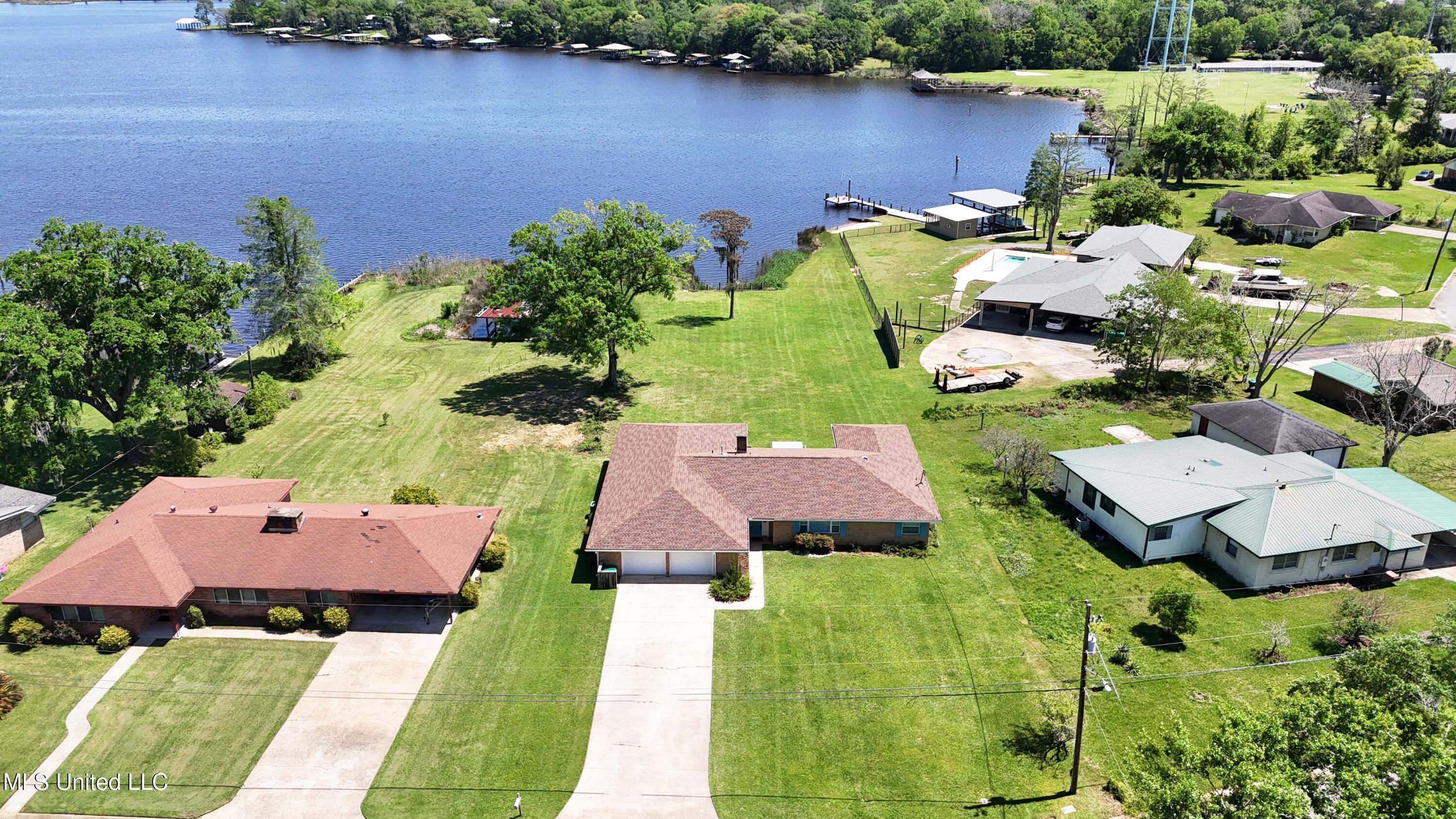 5212 Lakeview Drive, Moss Point, Mississippi image 3