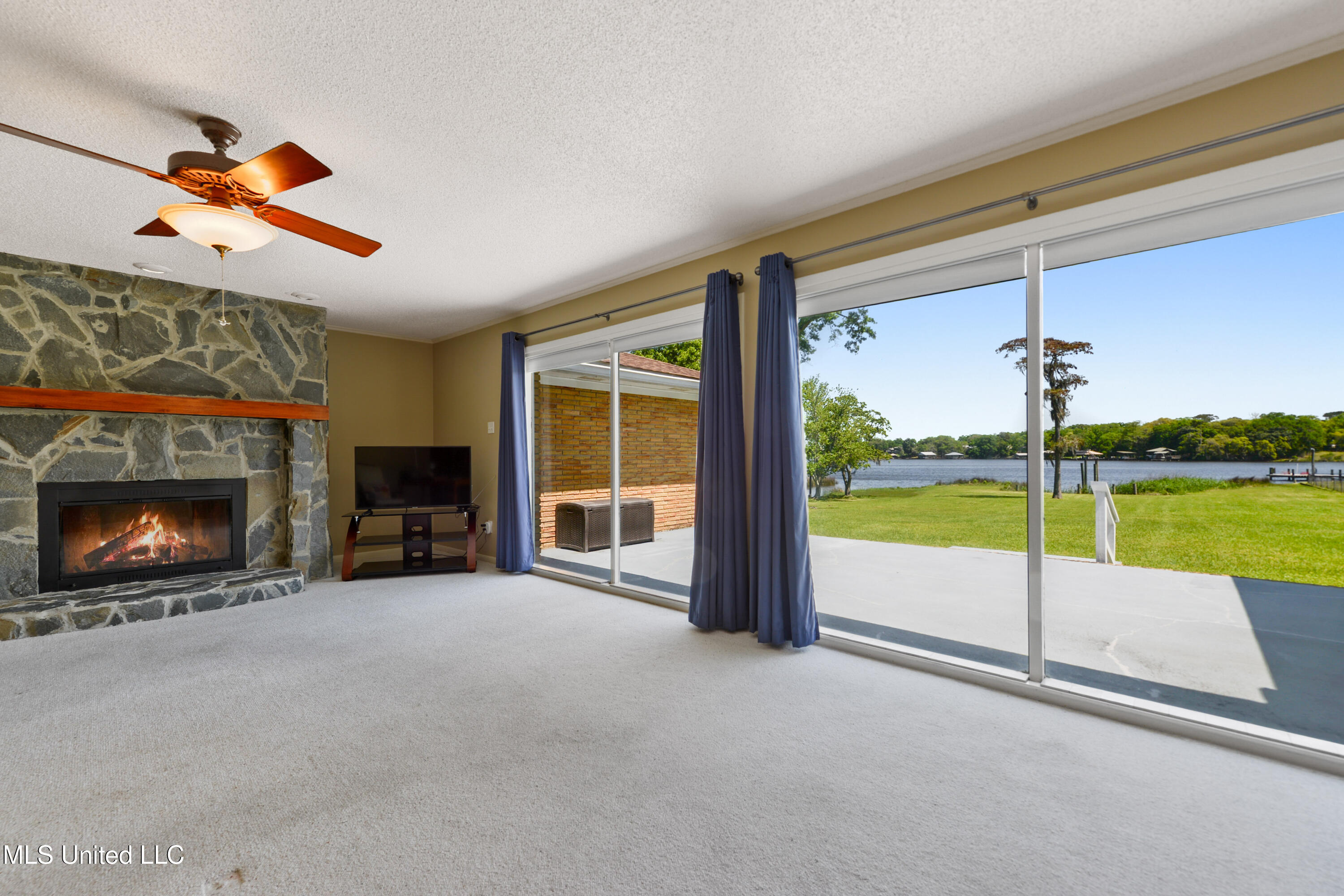 5212 Lakeview Drive, Moss Point, Mississippi image 8