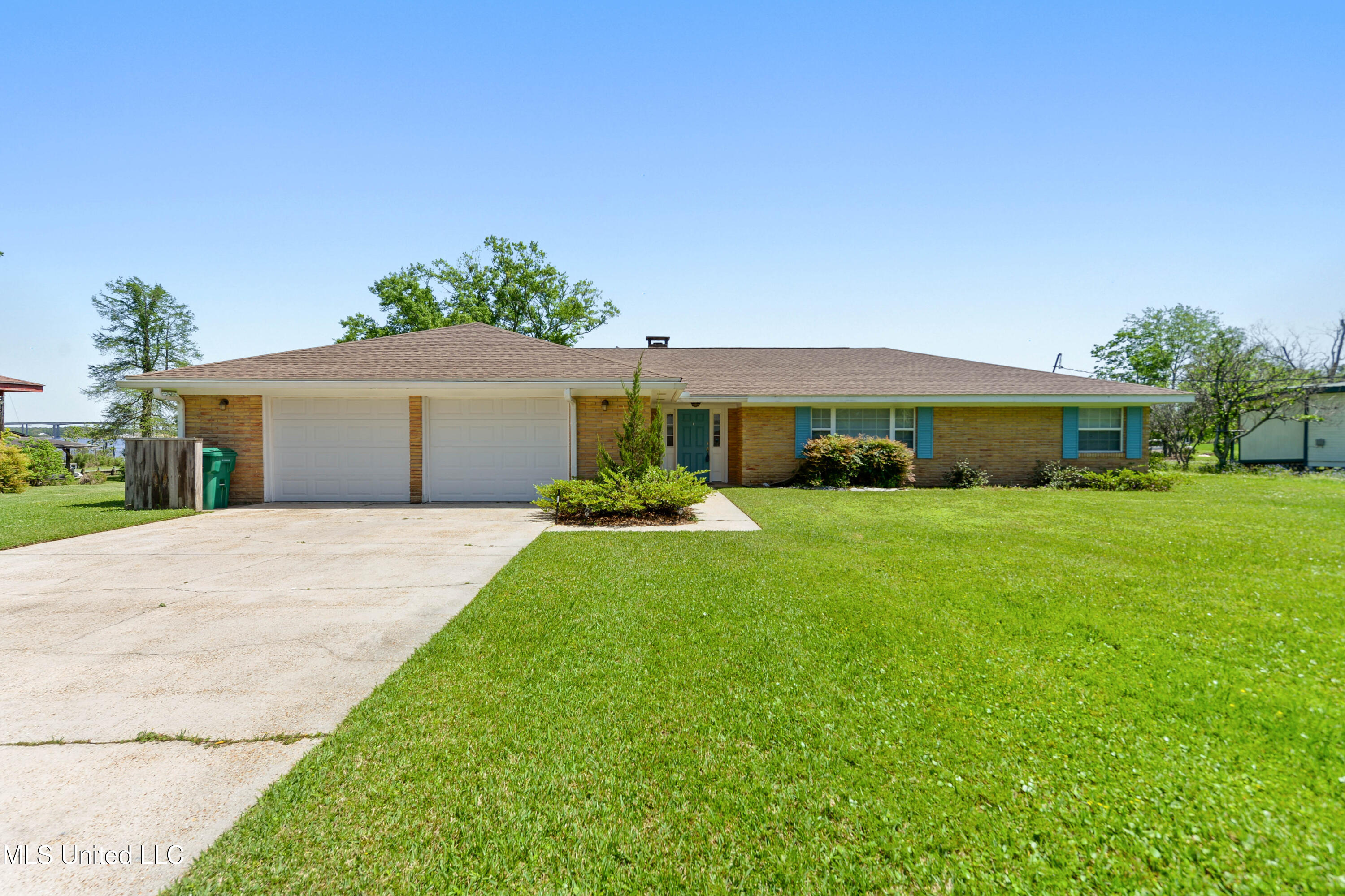 5212 Lakeview Drive, Moss Point, Mississippi image 1