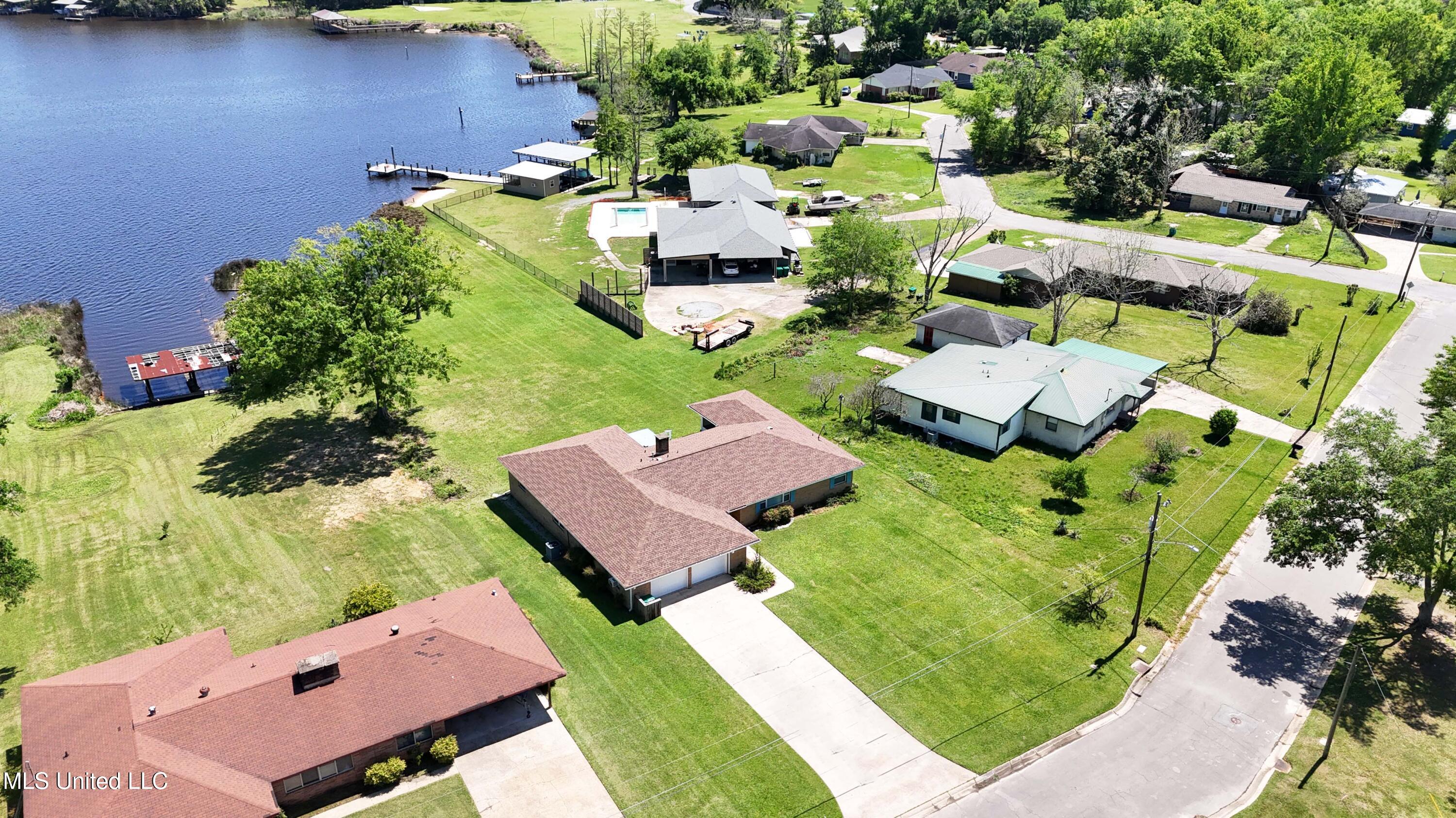 5212 Lakeview Drive, Moss Point, Mississippi image 4