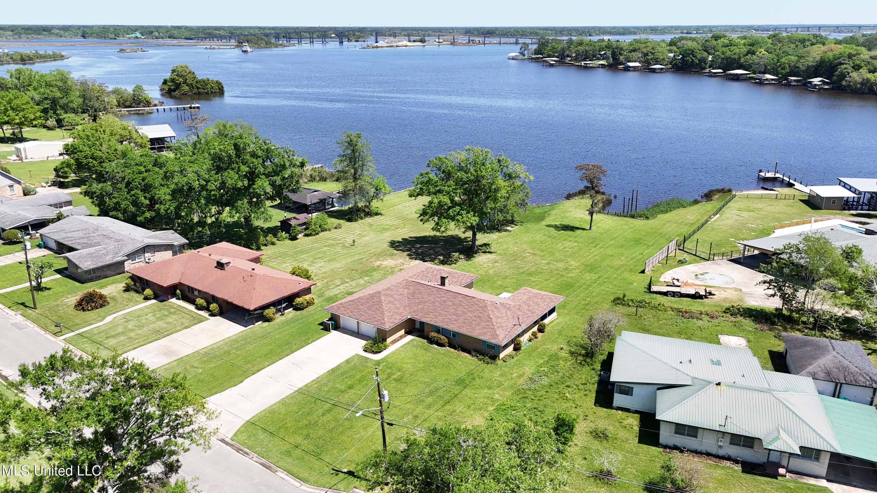 5212 Lakeview Drive, Moss Point, Mississippi image 2