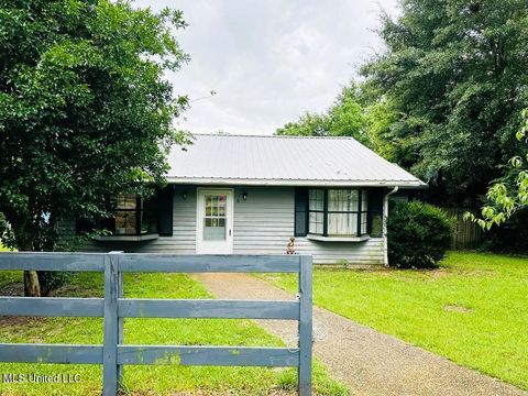 Homes For Sale - 8 Chisholm Trail<br/> Wiggins, MS 39577