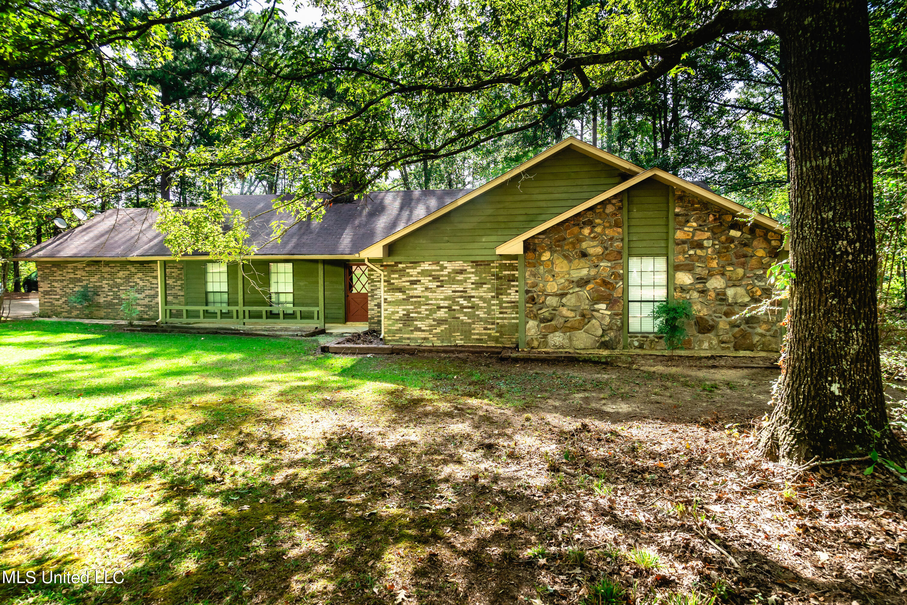 406 Springwood Circle, Terry, Mississippi image 1