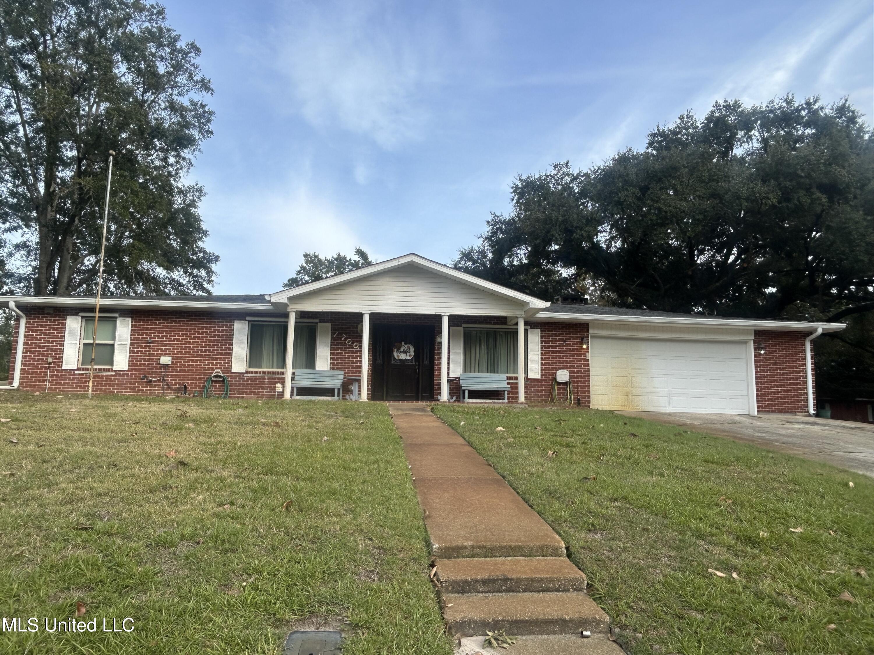 1700 Seacliffe Drive, Gautier, Mississippi image 1