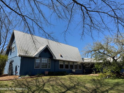 Homes For Sale - 6104 Moore Lane<br/> Amite County, Smithdale, MS 39664
