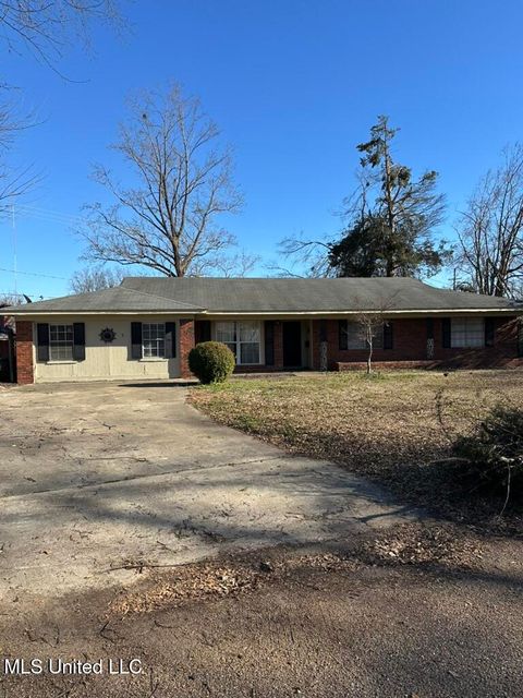 Homes For Sale - 2 Alta Vista Circle<br/> Greenwood, MS 38930
