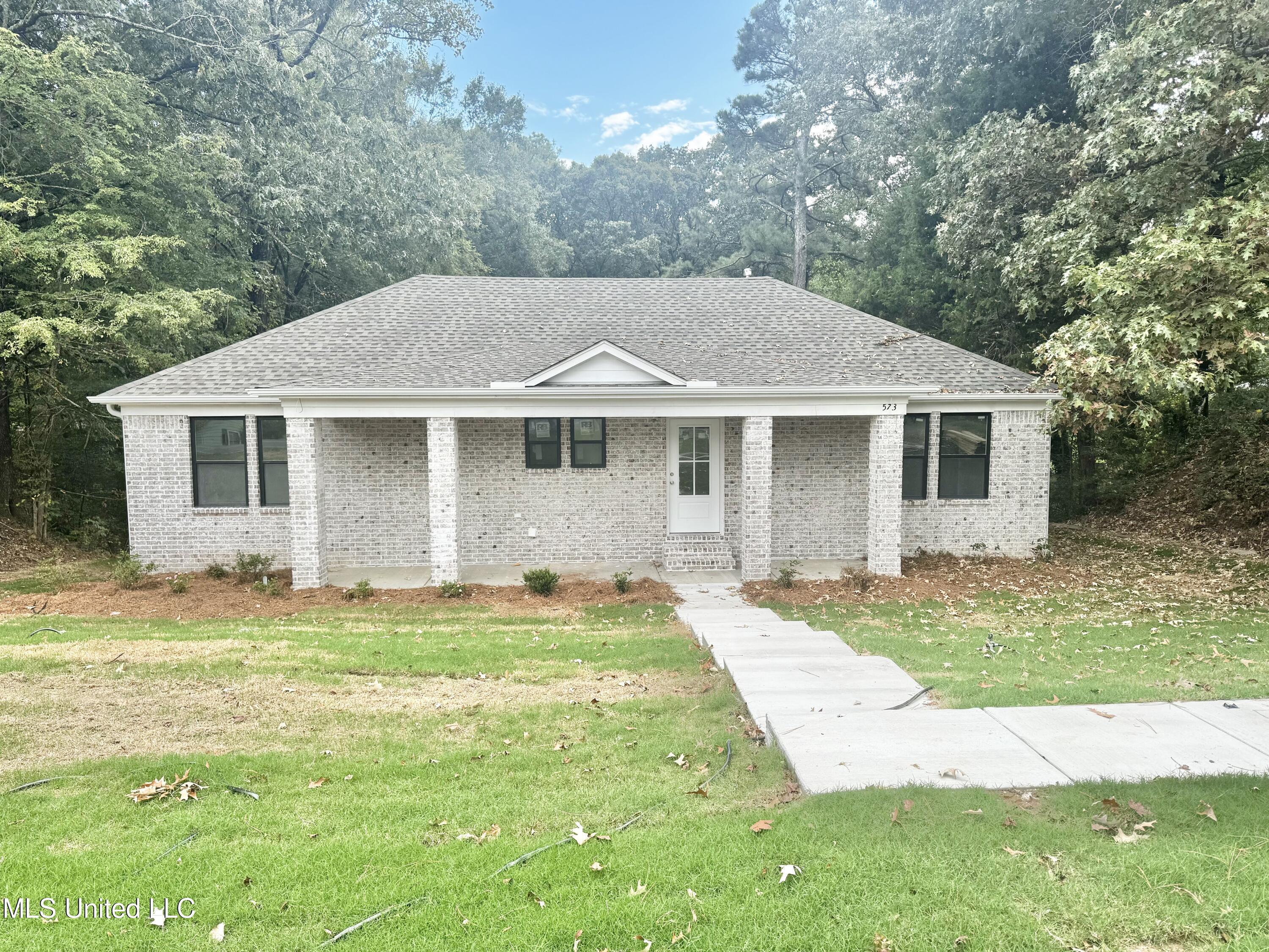 573 S Thunderbird Drive, Hernando, Mississippi image 1